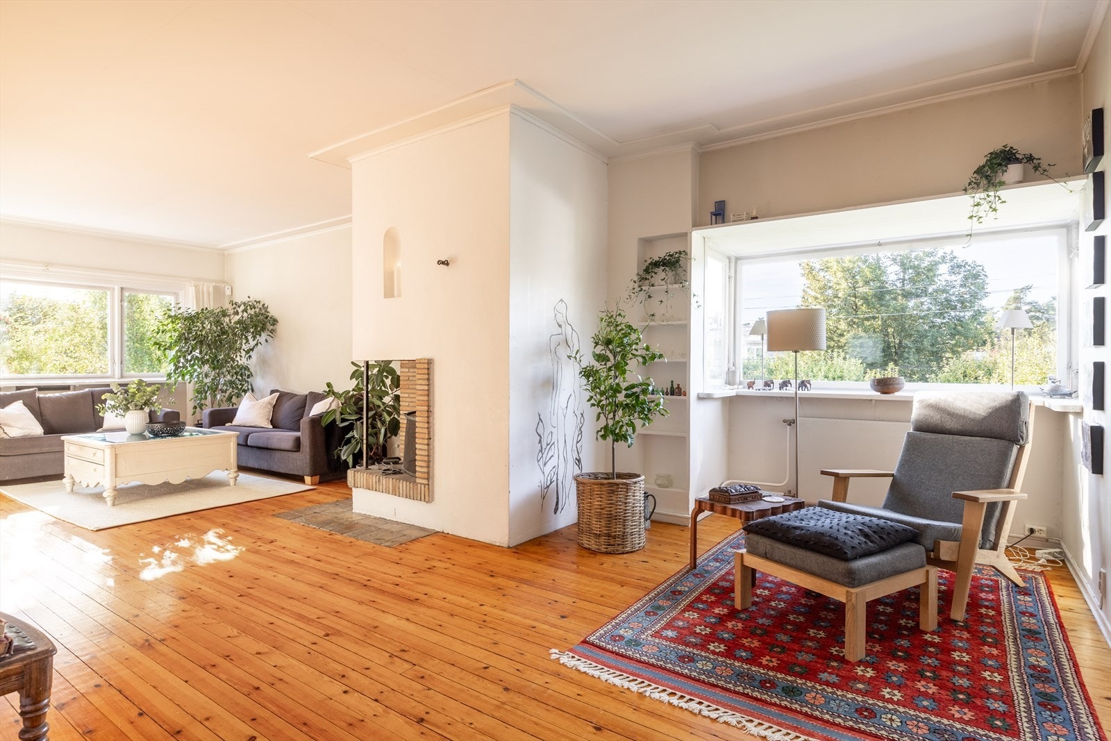 Lys og romslig stue med flere innredningsmuligheter Galleribilde