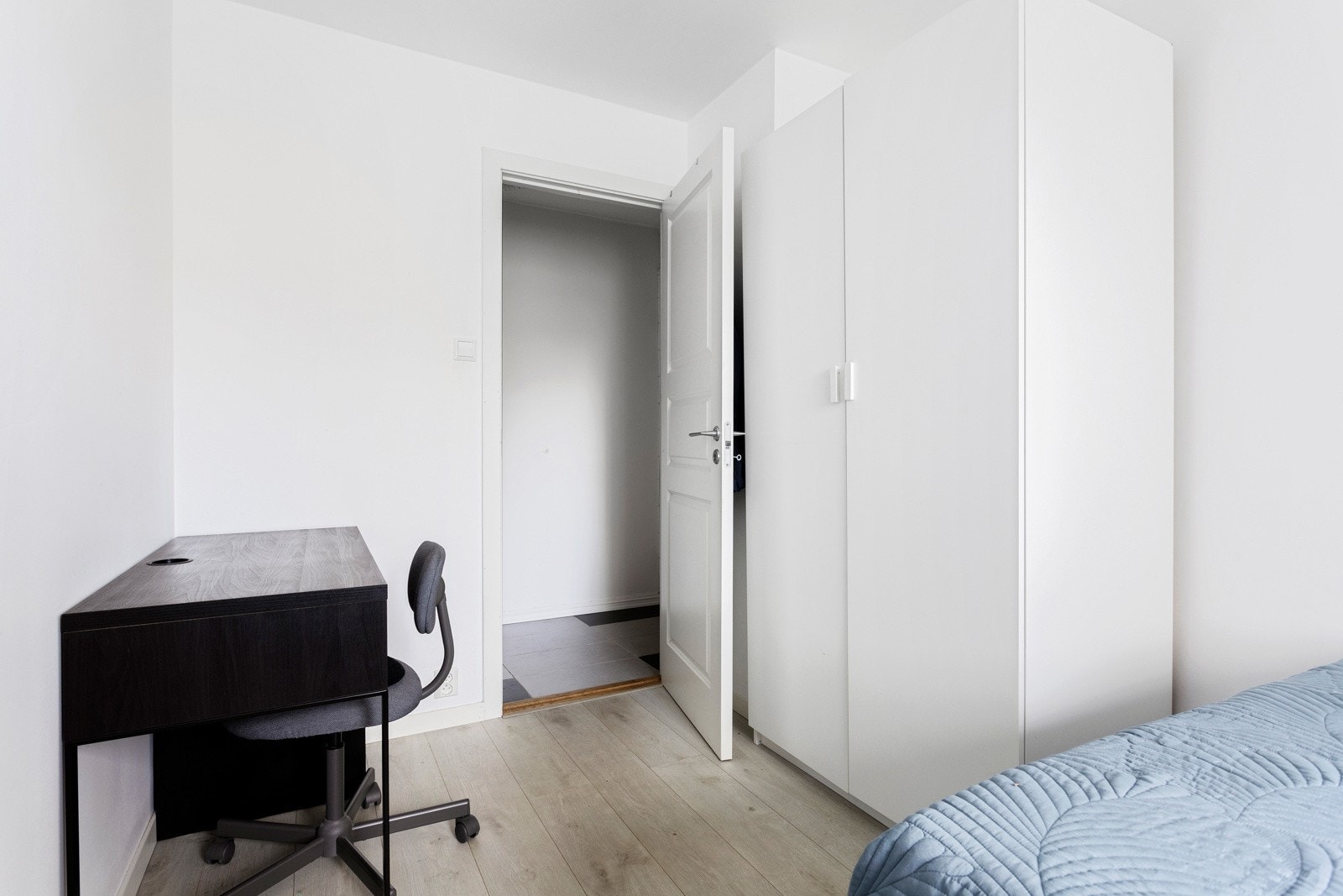 På soverommet har du plass til et garderobeskap og skrivebord Galleribilde