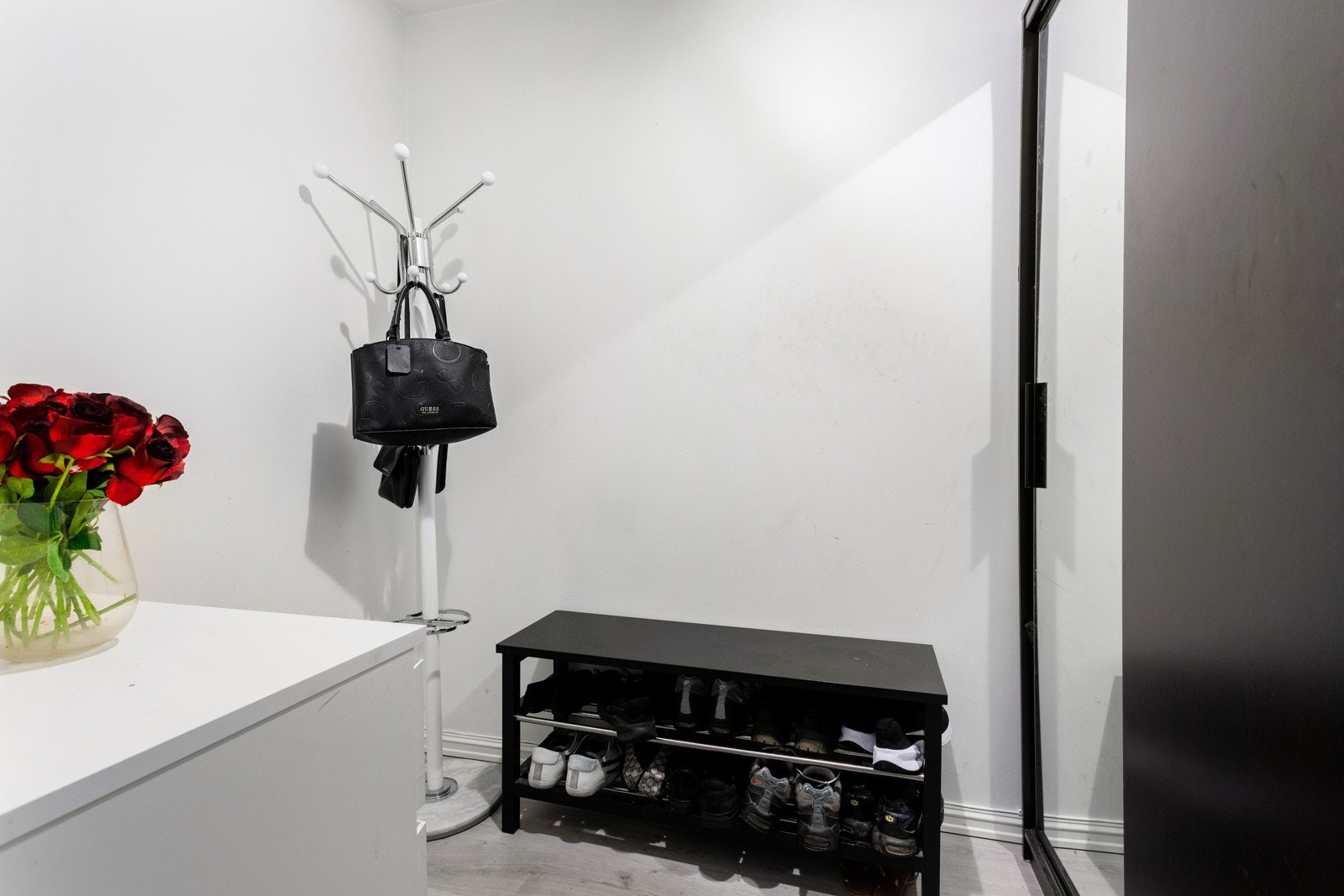 Boligen disponerer en meget praktisk innvendig bod Galleribilde