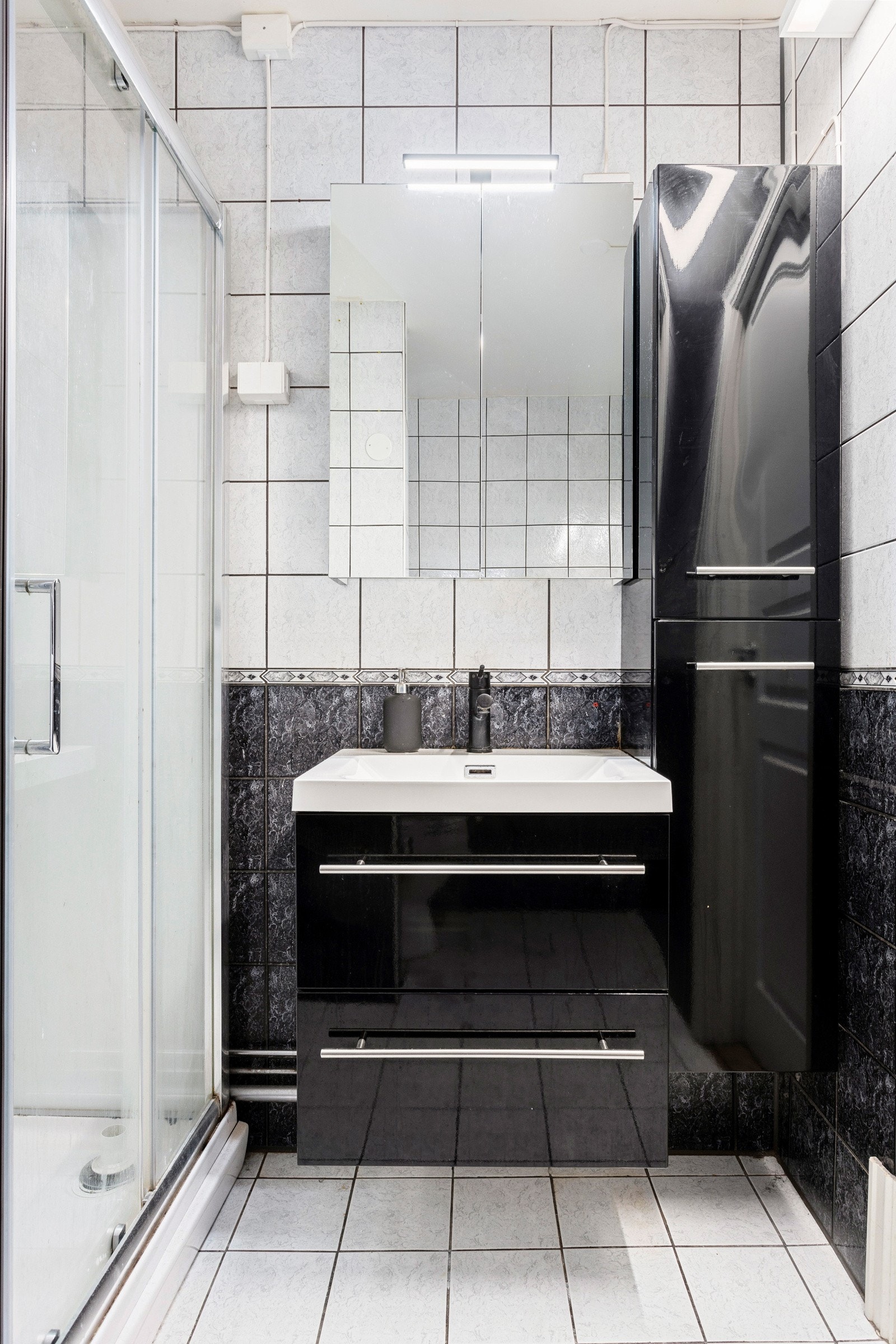 Badet har flislagte overflater med varme på gulv Galleribilde