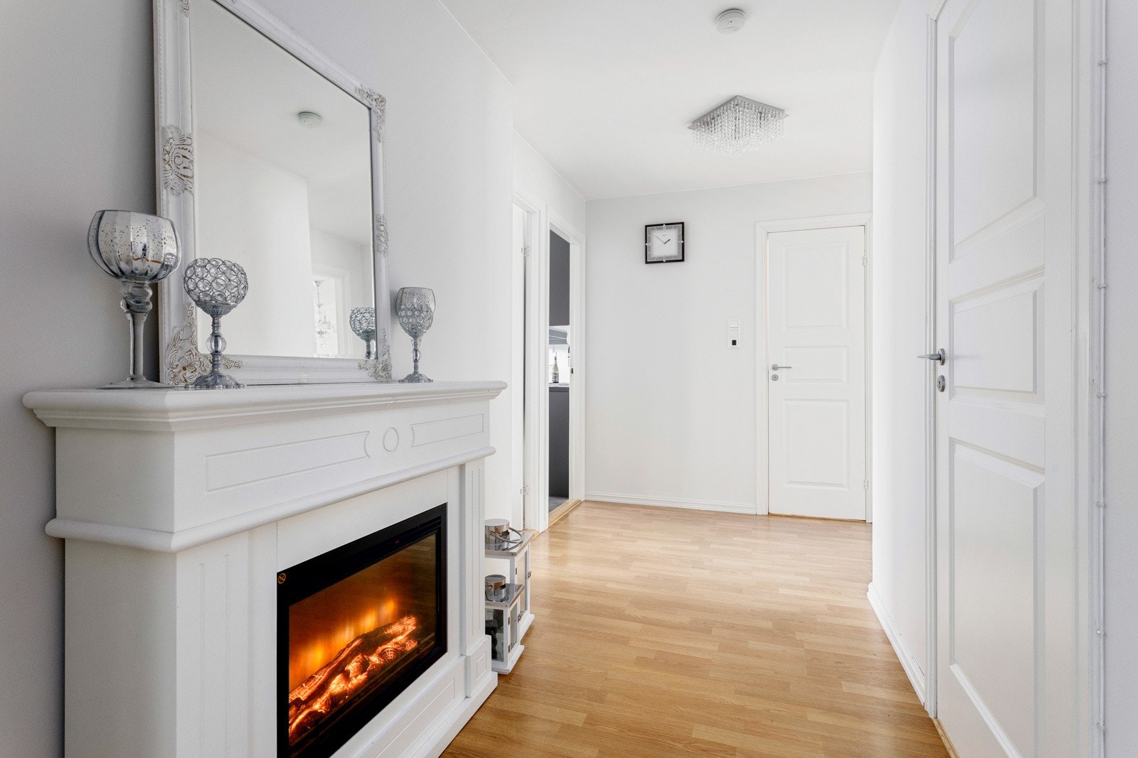 Lys og innbydende entre med plass til sko og annet yttertøy Galleribilde