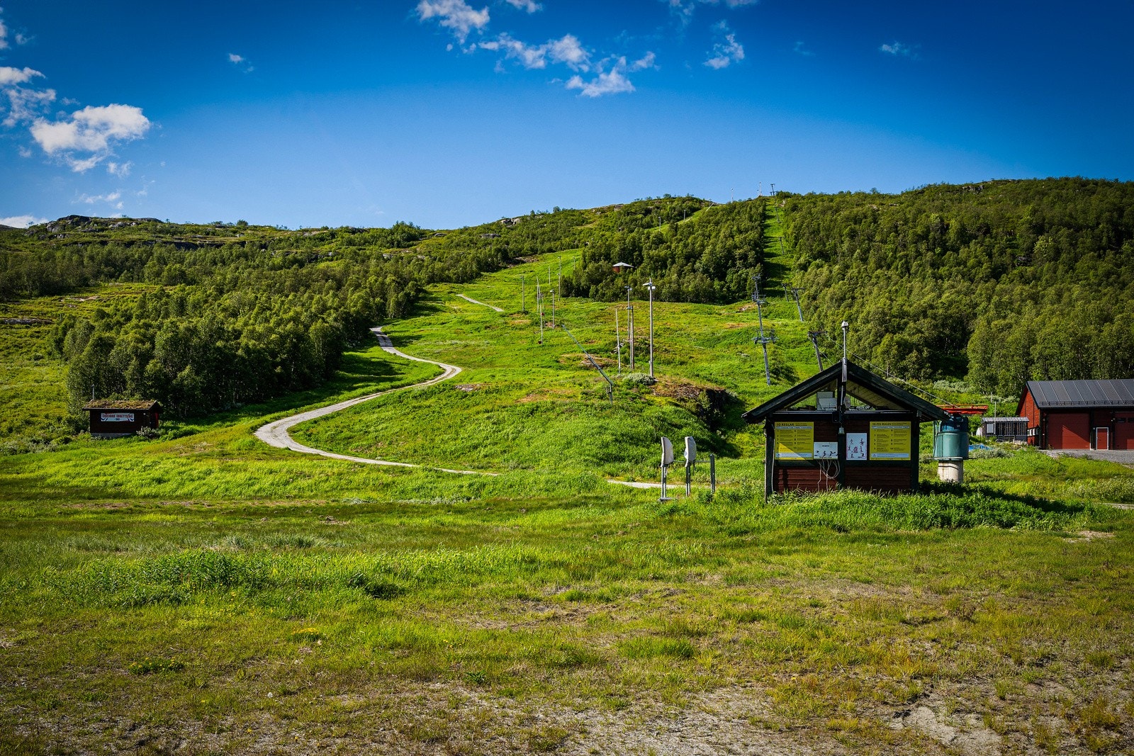 Sysendalen skisenter med flere heiser og løyper for alle ferdighetsgrader. Skisenteren kan du renne til rett fra tomten. Galleribilde