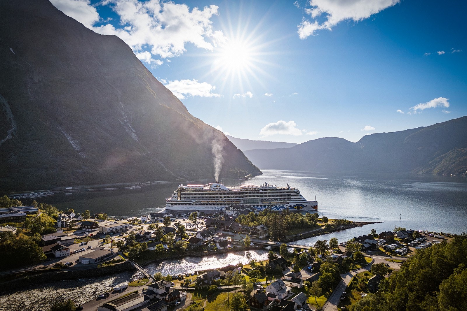 Fra tomten bruker du rett under 30 minutter til Eidfjord. Eidfjord har et super koselig sentrum med flere lokale butikker, bakeri og caféer. Fjorden er et populært stopp for cruisebåter og turistene skaper et pulserende liv i sentrum. Galleribilde