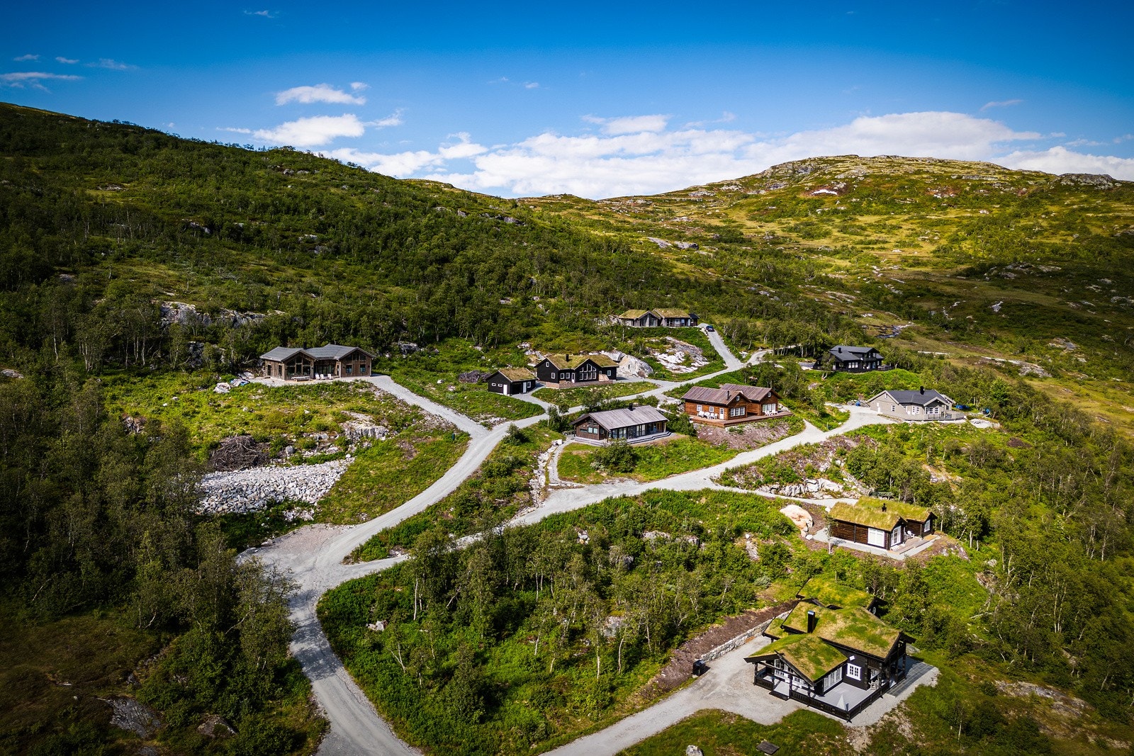 Tomten måler hele 1 050,2 kvm og byr på en eksepsjonell utsikt over herskapelige fjell og vakker natur fra tomten. Det skrående terrenget sørger for at ingen nåværende eller kommende hytter vil skjerme for utsikten. Galleribilde