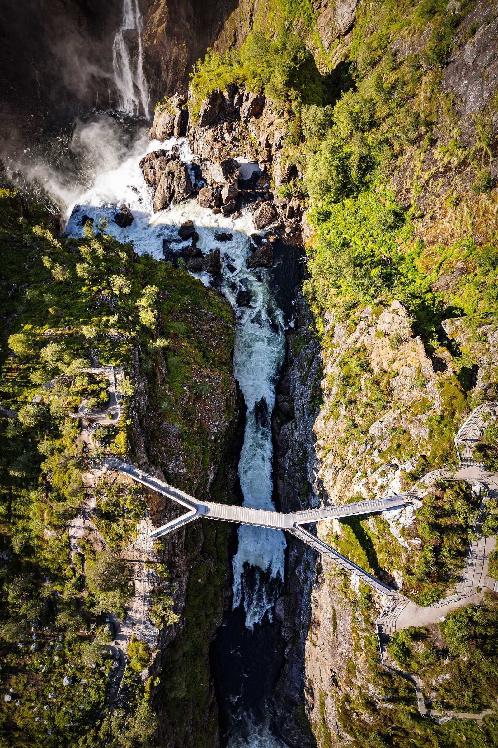 Det er også mulig å kjøre opp til utsiktspunktet hvor man også finner Fossli hotell. Galleribilde
