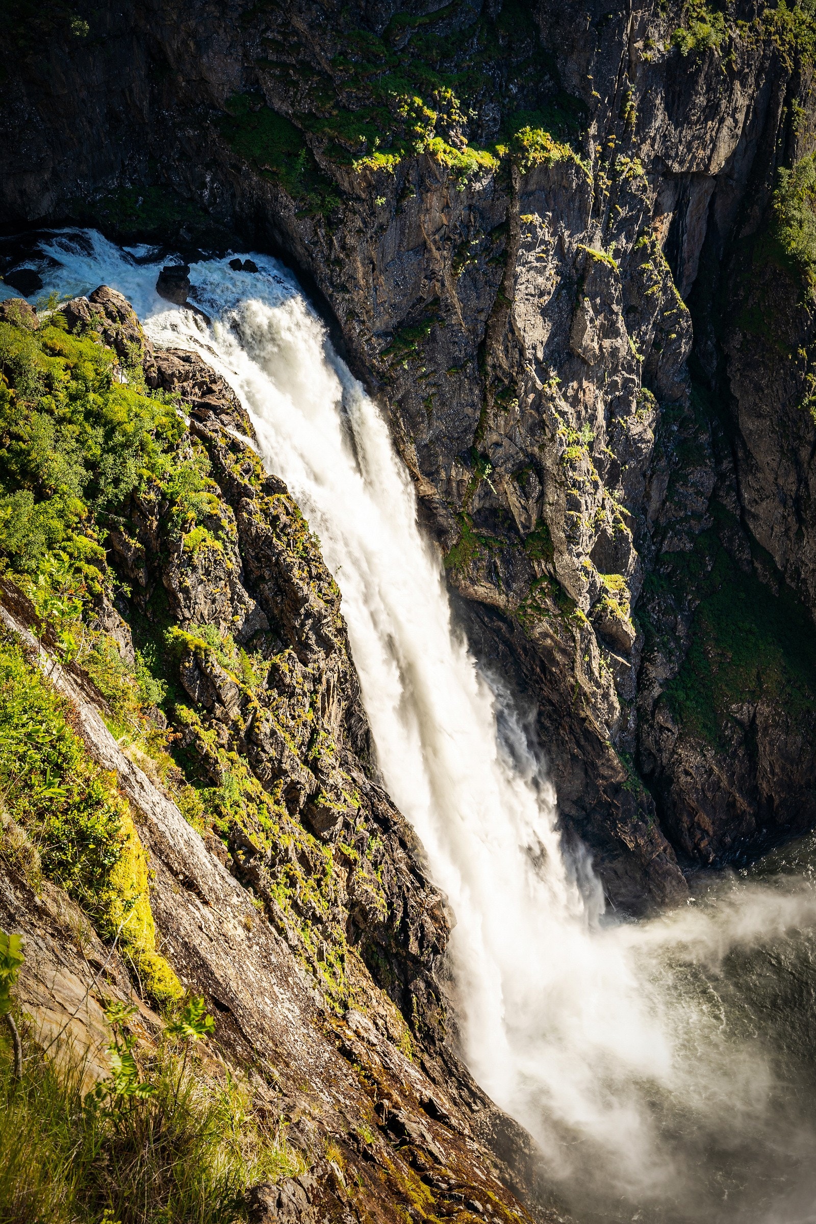 Vøringsfossen er en ikonsik foss som faller hele 163 meter. Her er det flere turstier opp til fantastiske utsiktspunkt. Galleribilde