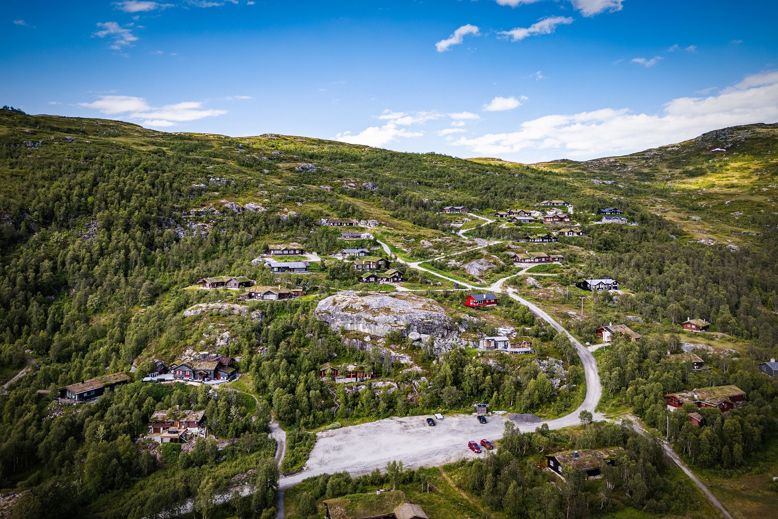 Tomten har rett til å parkere 2 biler på felles parkeringsplass like nedenfor tomten. Parkeringsplassen ser du nederst på bildet. Galleribilde