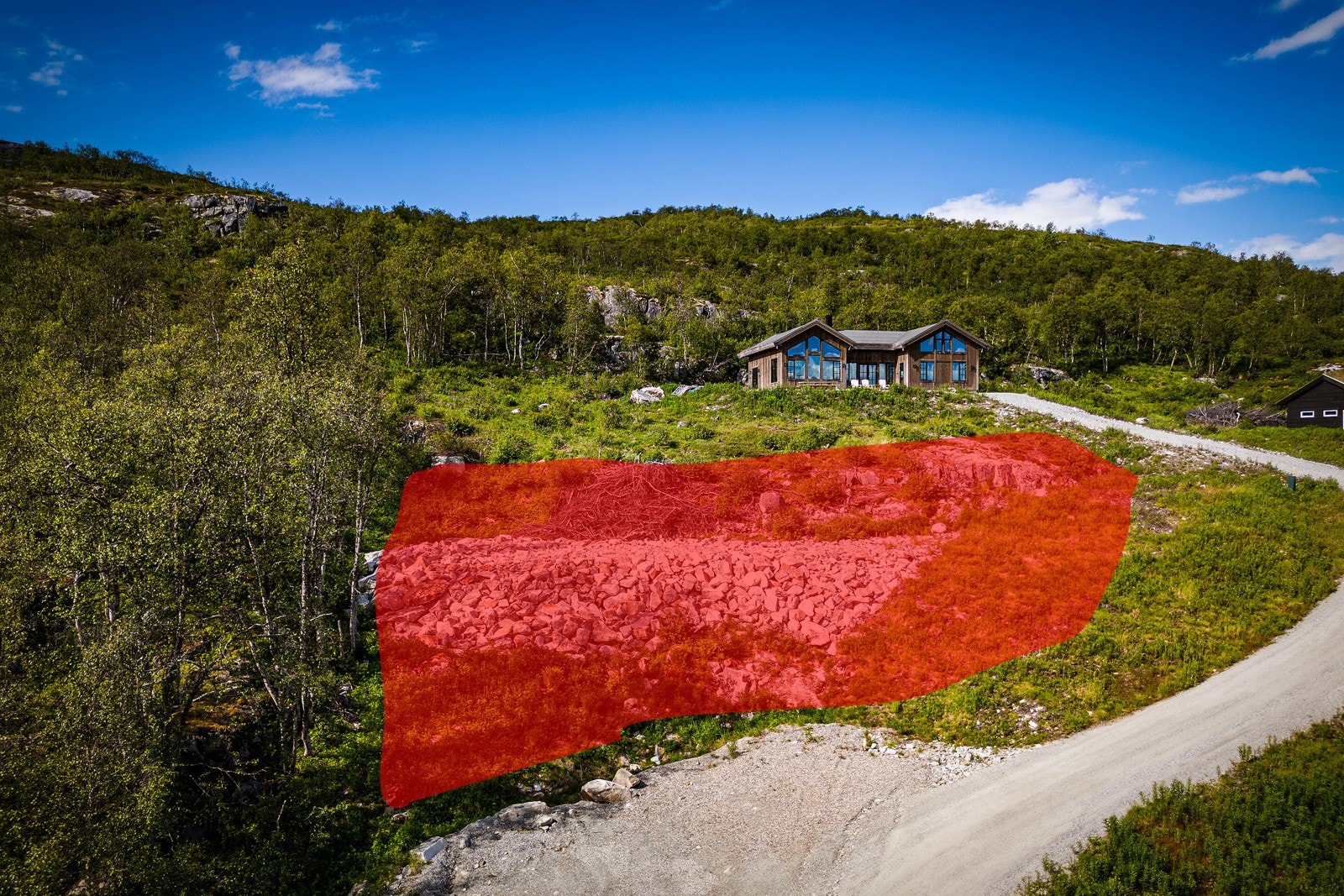 Tomten markert etter ca. tomtegrense. For mer presis oppmerking se vedlagte kart i salgsoppgaven. Galleribilde