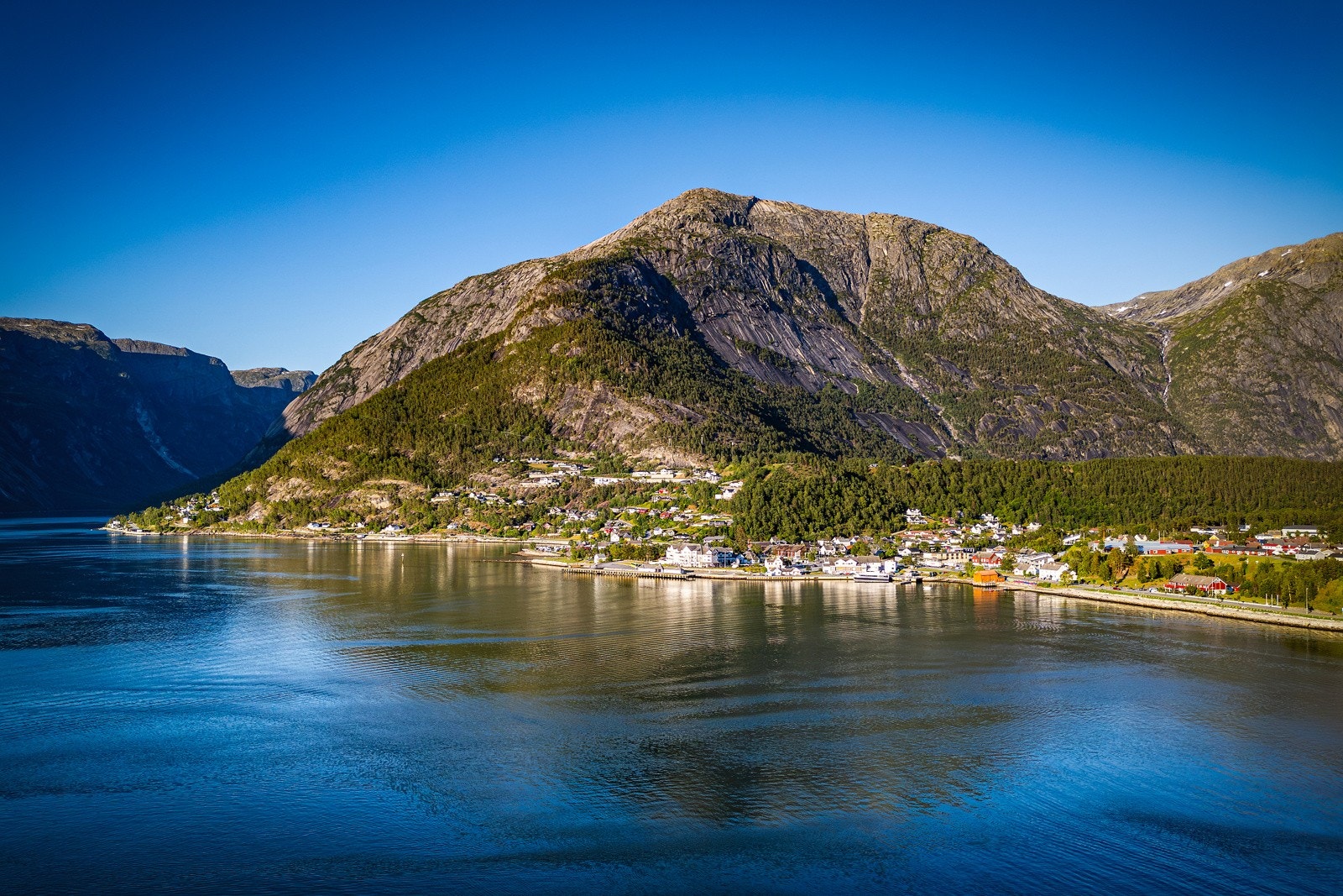Gjennom det lille sentrumet går Eio elven, som videre går inn i Eidfjordvatnet. Her er det idyllisk med flere tillagte badeplasser. Galleribilde