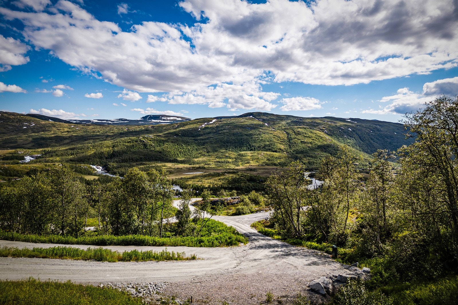 Du nyter en eksepsjonell utsikt over herskapelige fjell og vakker natur fra tomten. Det skrående terrenget sørger for at ingen nåværende eller kommende hytter vil skjerme for utsikten. Galleribilde