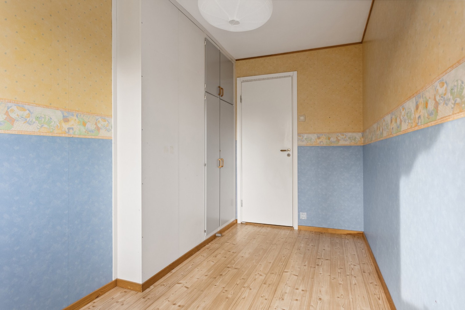 Soverom 2 med plassbygd garderobeskap Galleribilde