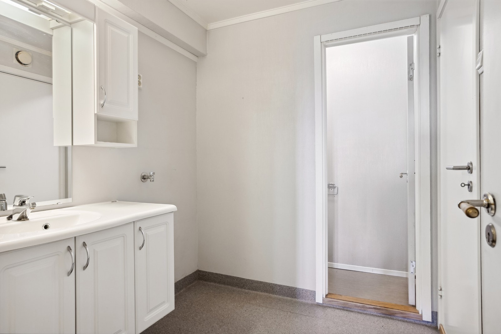 Badet er inndelt i 3 soner - wc-rom, dusjrom og vaskerom Galleribilde