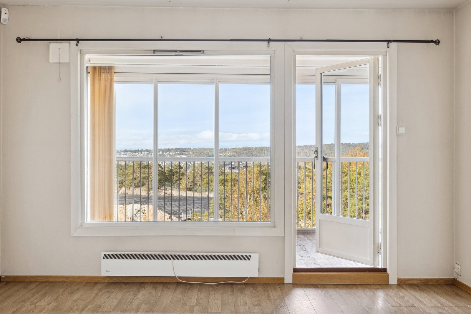 Fra stuen er det utgang til en innglasset balkong Galleribilde