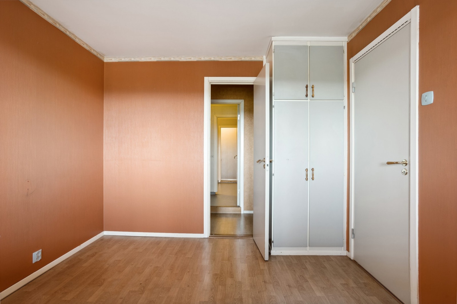 Hovedsoverom har direkte adkomst til mellomgang/garderobe og bad Galleribilde