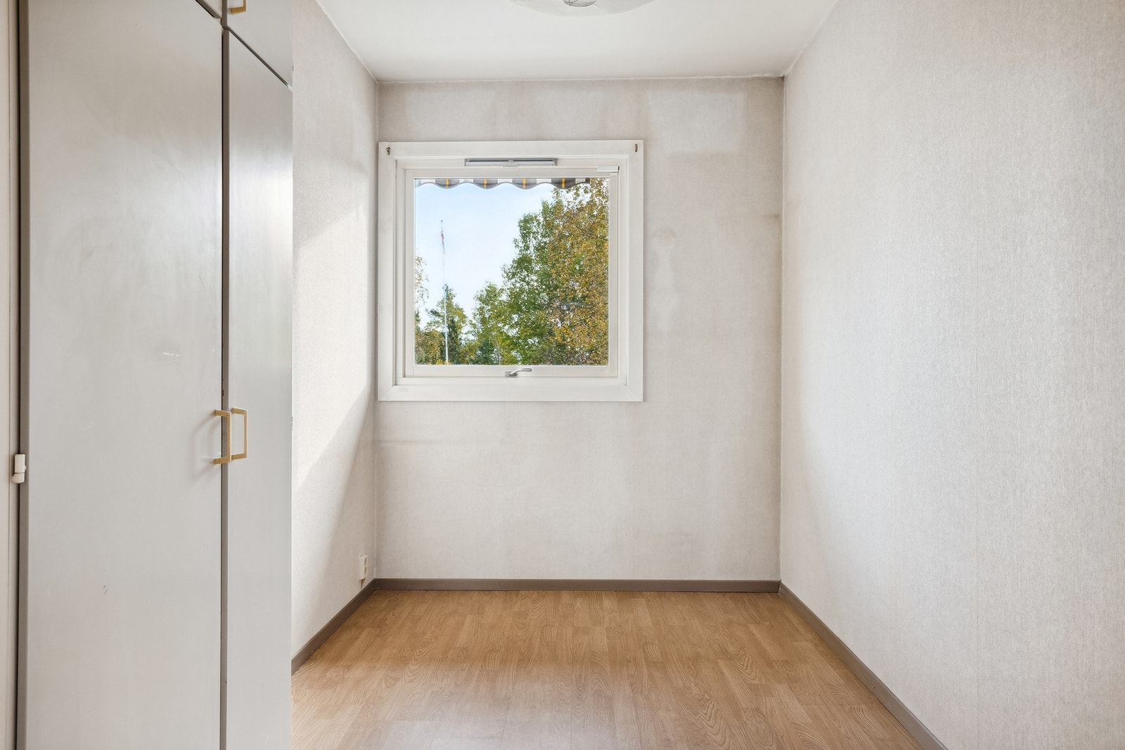 Leiligheten har 3 soverom alle med garderobe. Her soverom 1 Galleribilde