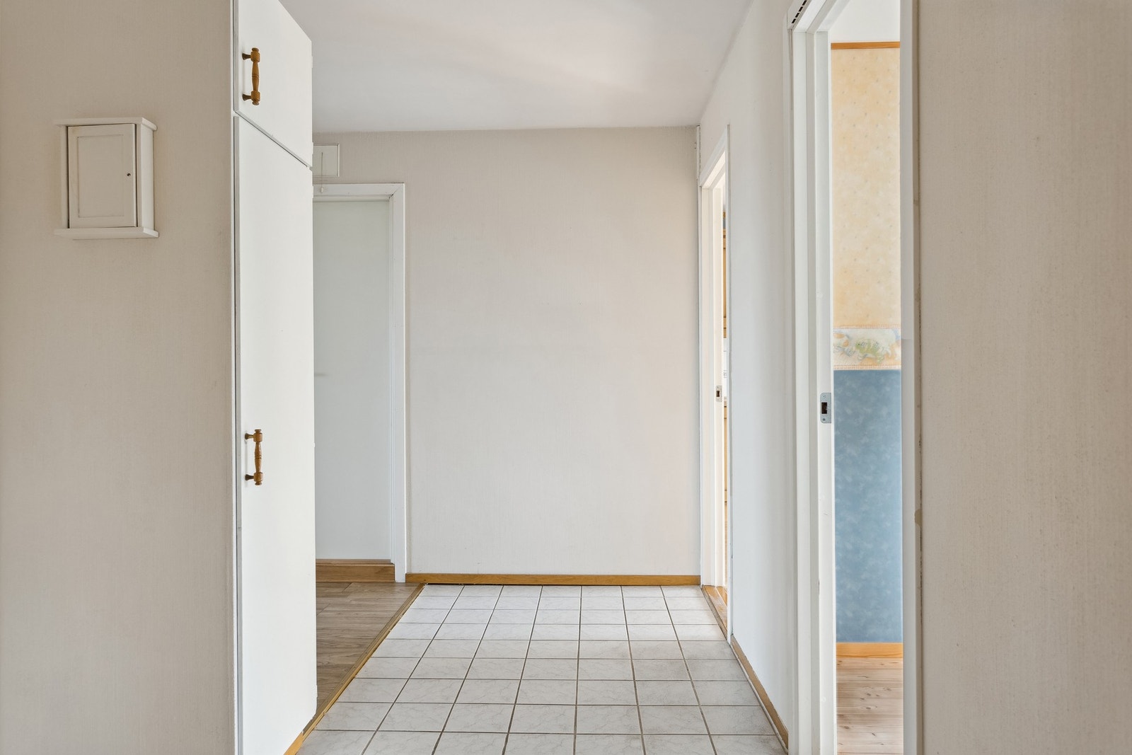 Flislagt gang med garderobe Galleribilde