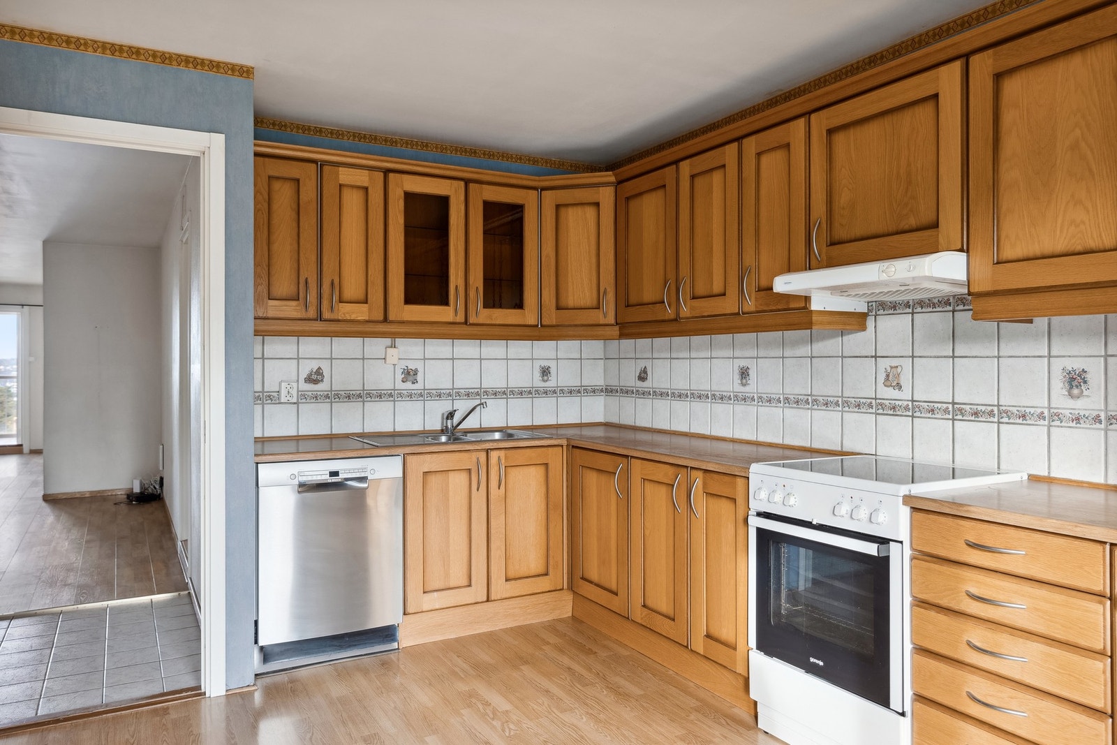 Eldre kjøkkeninnredning i eik Galleribilde