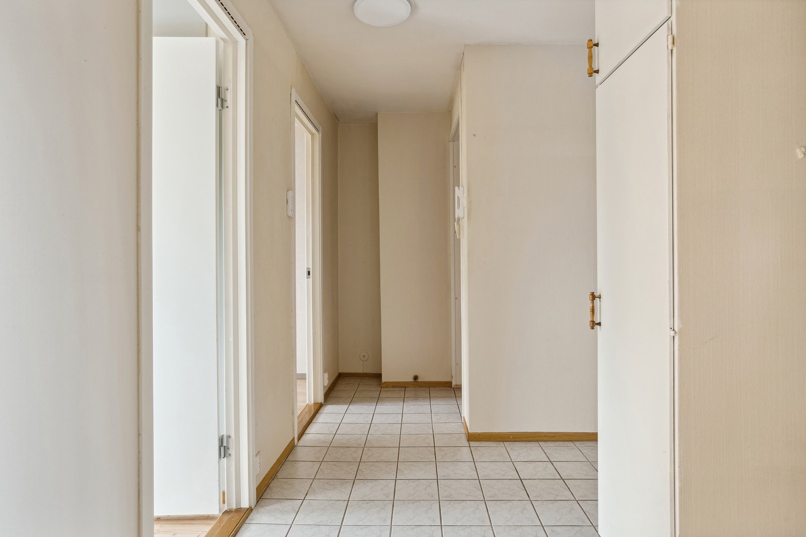 God plass til å sett fra seg sko og yttertøy Galleribilde