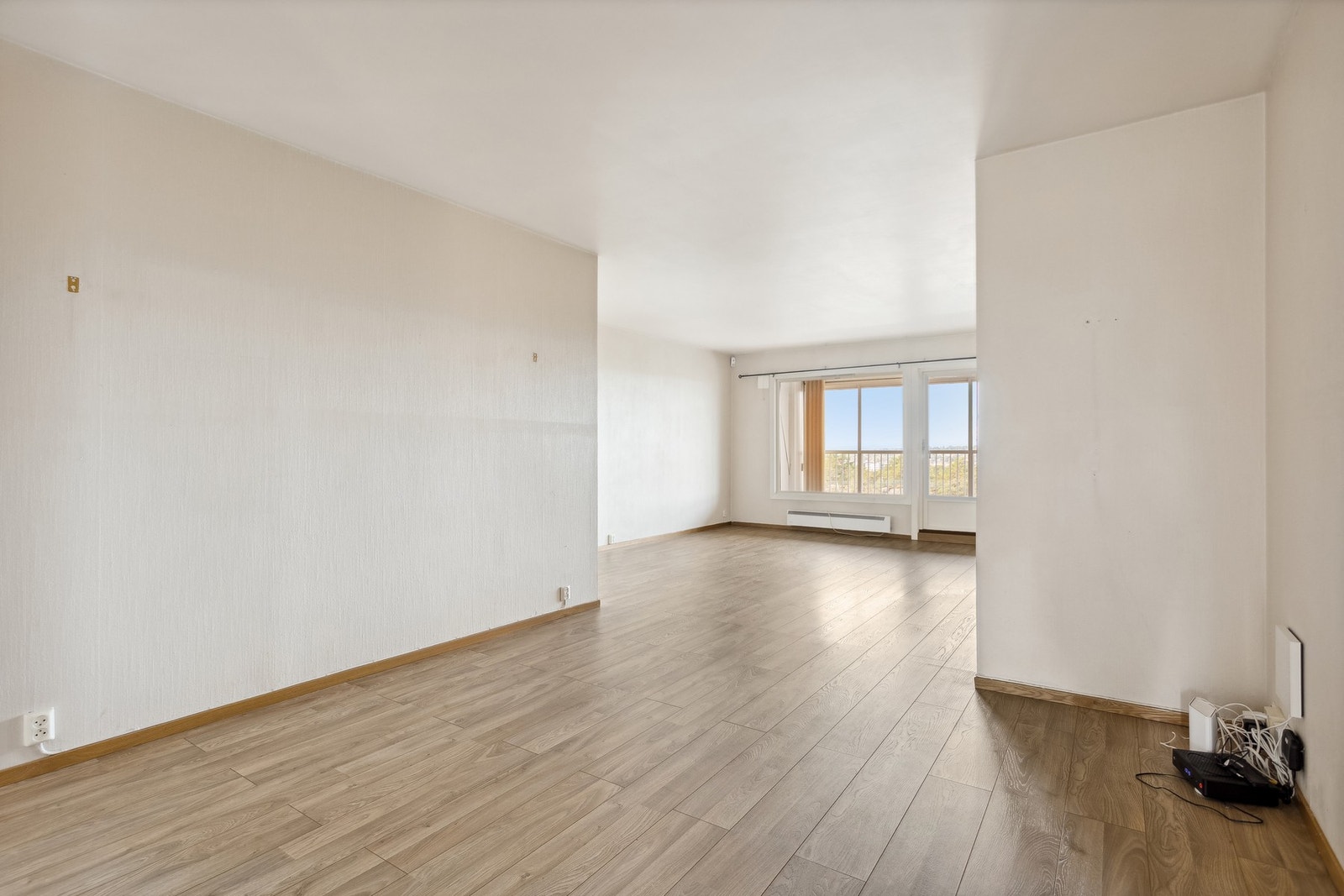 Det er lagt laminat på gulv og tapet på veggene Galleribilde