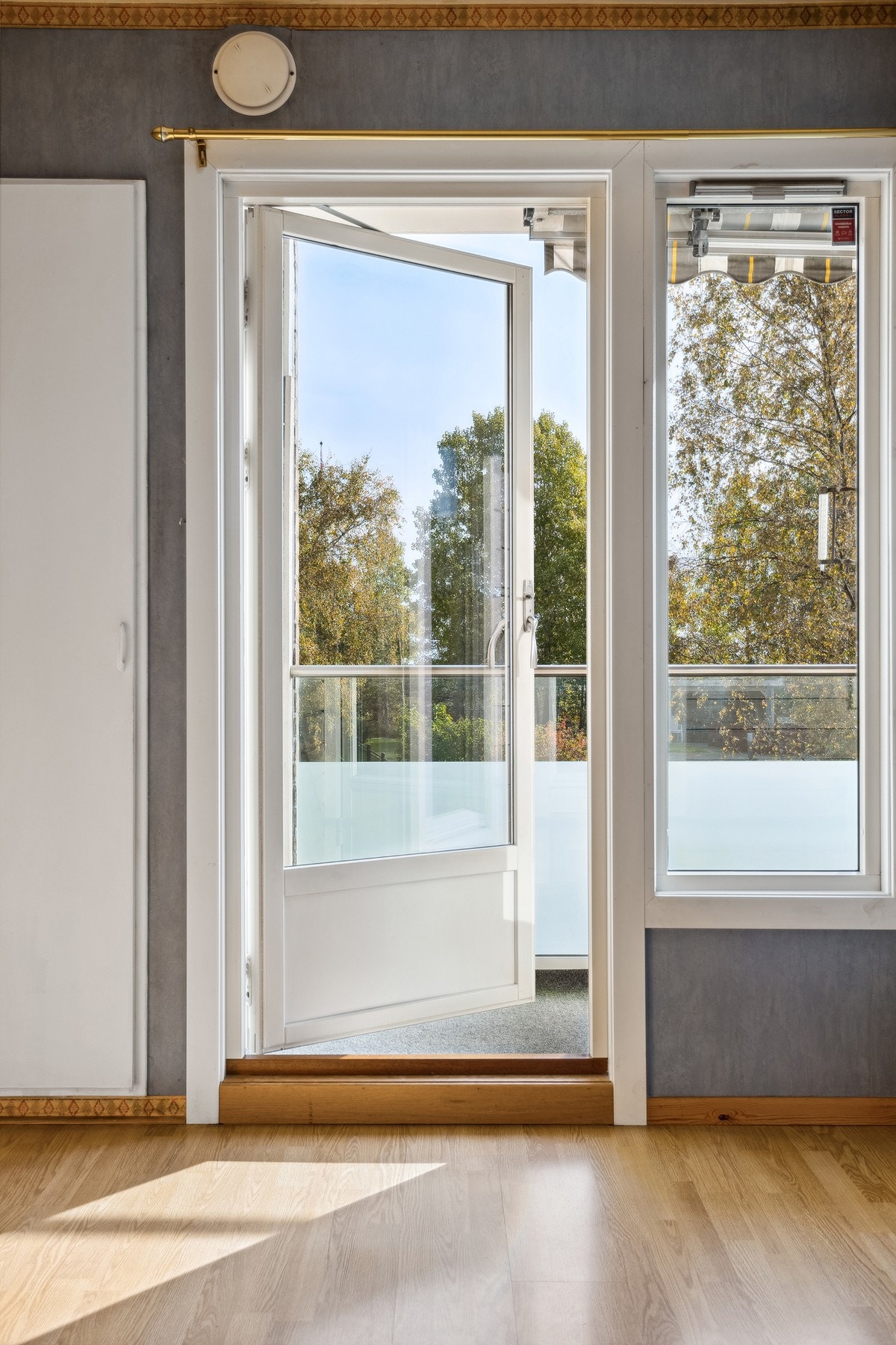 Fra kjøkkenet er det utgang til en østvendt balkong Galleribilde