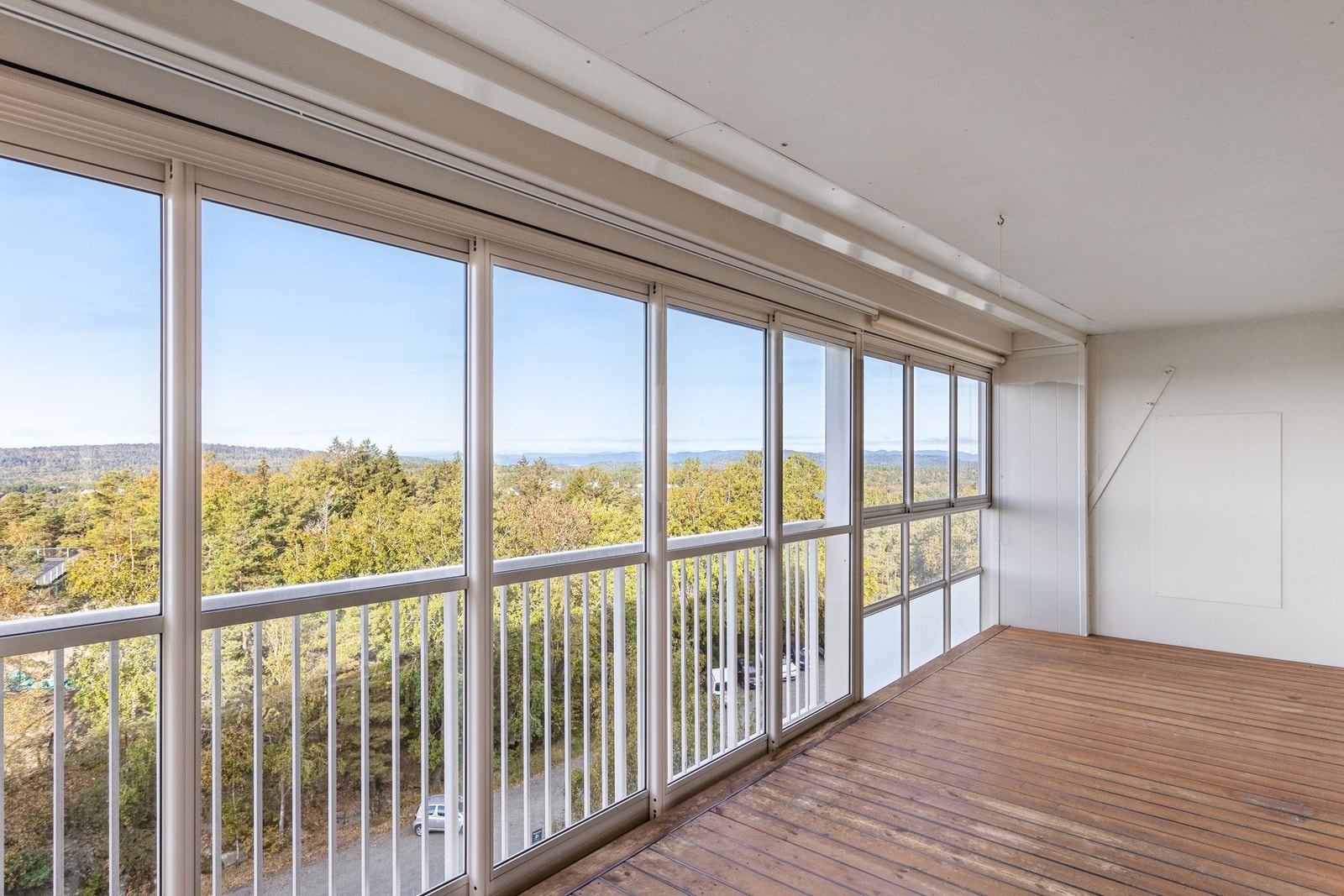 Innglasset veranda mot vest. Her har du ettermiddag- og kveldssol. Nyt fine solnedganger Galleribilde