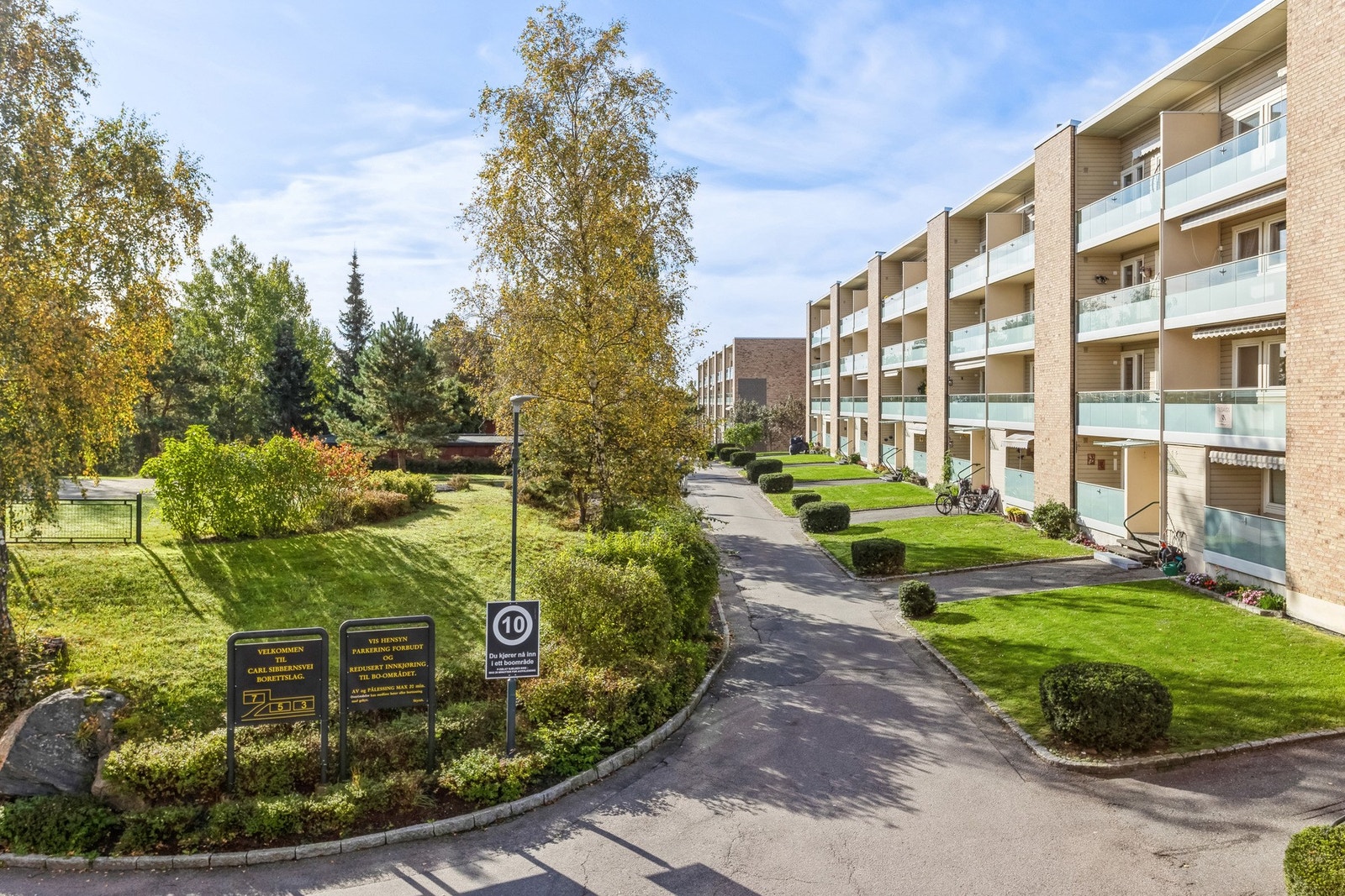 Kort vei fra parkering til oppgang til leiligheten - og kun 1 etasje opp :-) Galleribilde