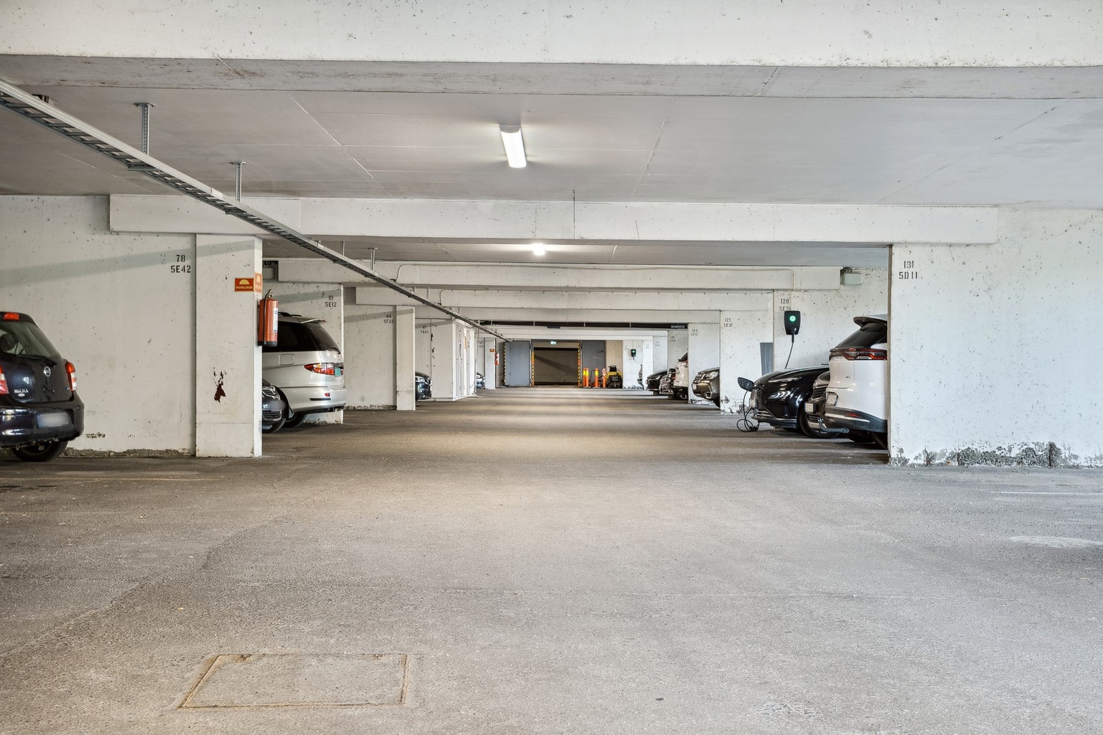 1 biloppstillingsplass i felles garasjekjeller Galleribilde