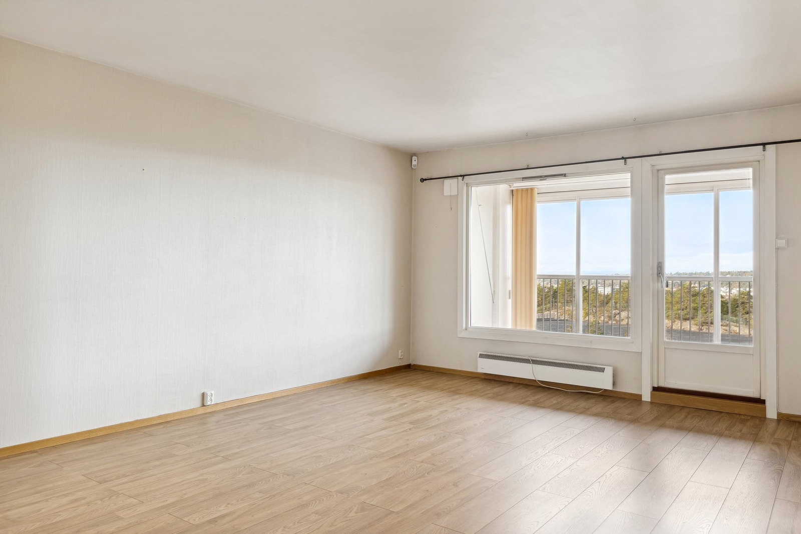 Store vindusflater ut mot innglasset veranda Galleribilde