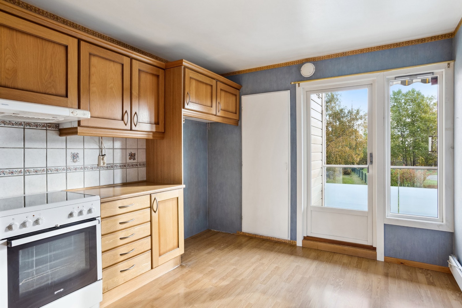 Utgang til veranda med morgensol fra kjøkkenet Galleribilde