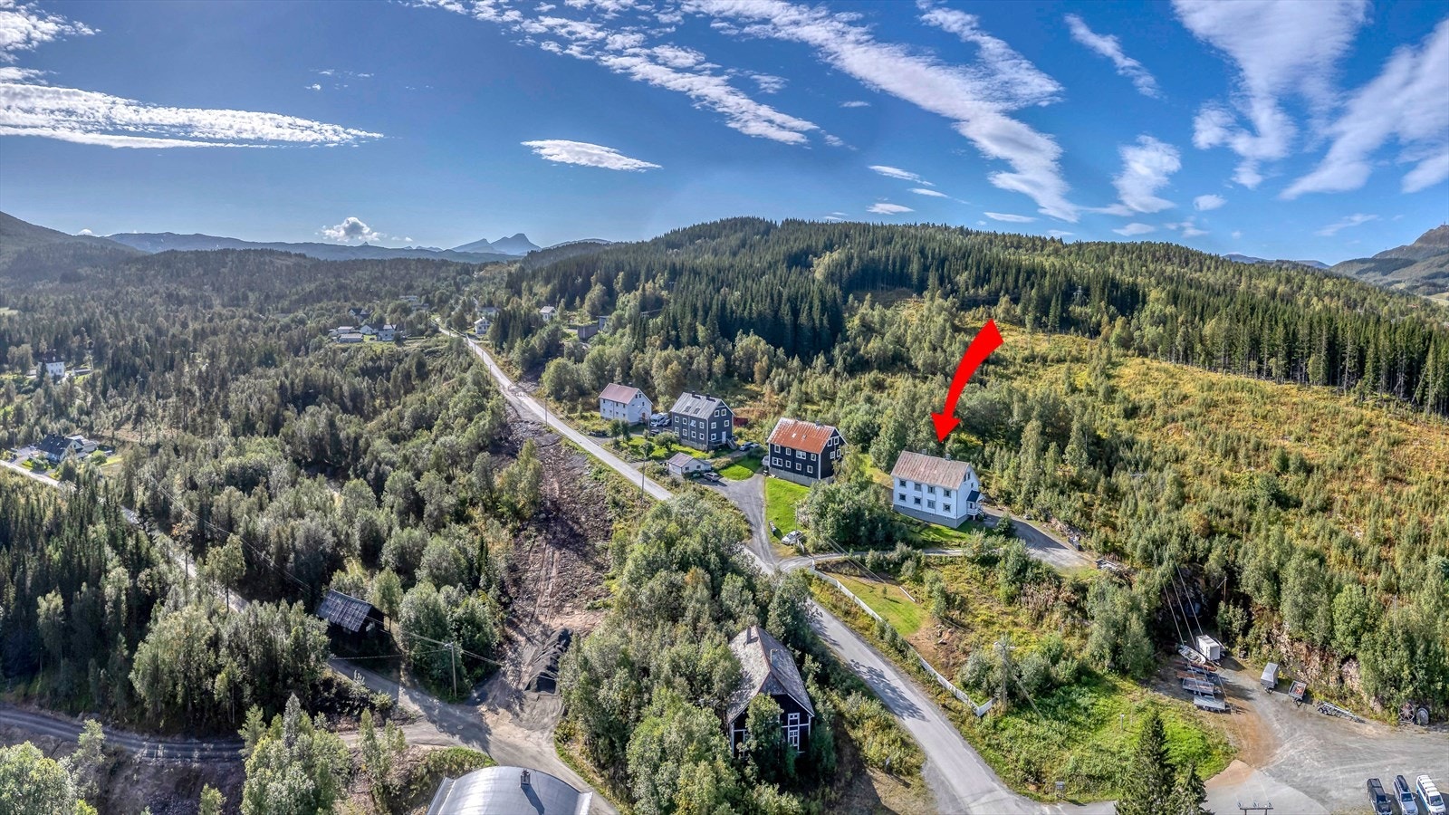 Boligbygg med 3 leiligheter. 1 leilighet i 1.etasje og 2 leiligheter i 2.etasje. Galleribilde