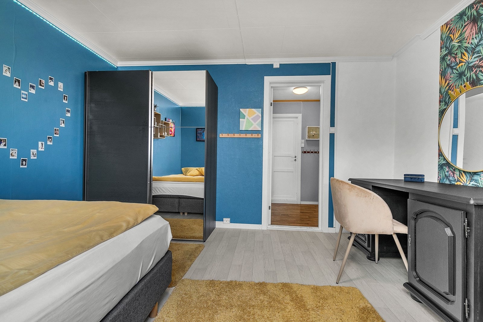 1etg - Soverom 1 er romslig og har god plass til soveromsmøbler. Galleribilde