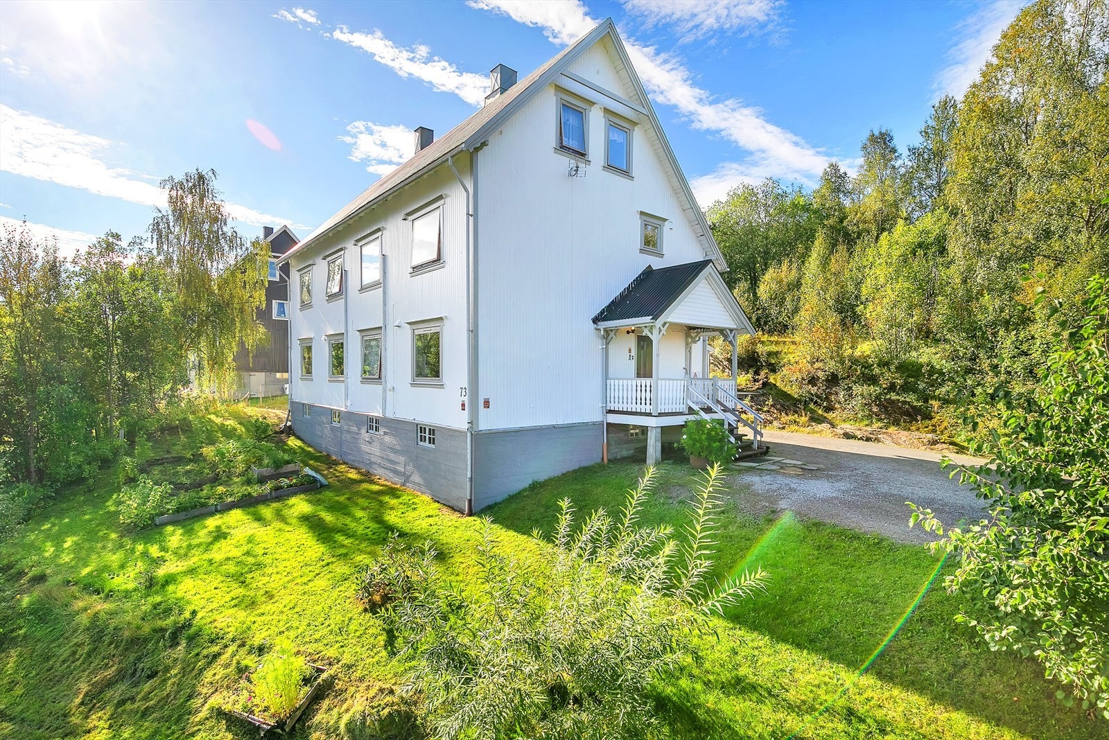 Uteområde med plenareal Galleribilde