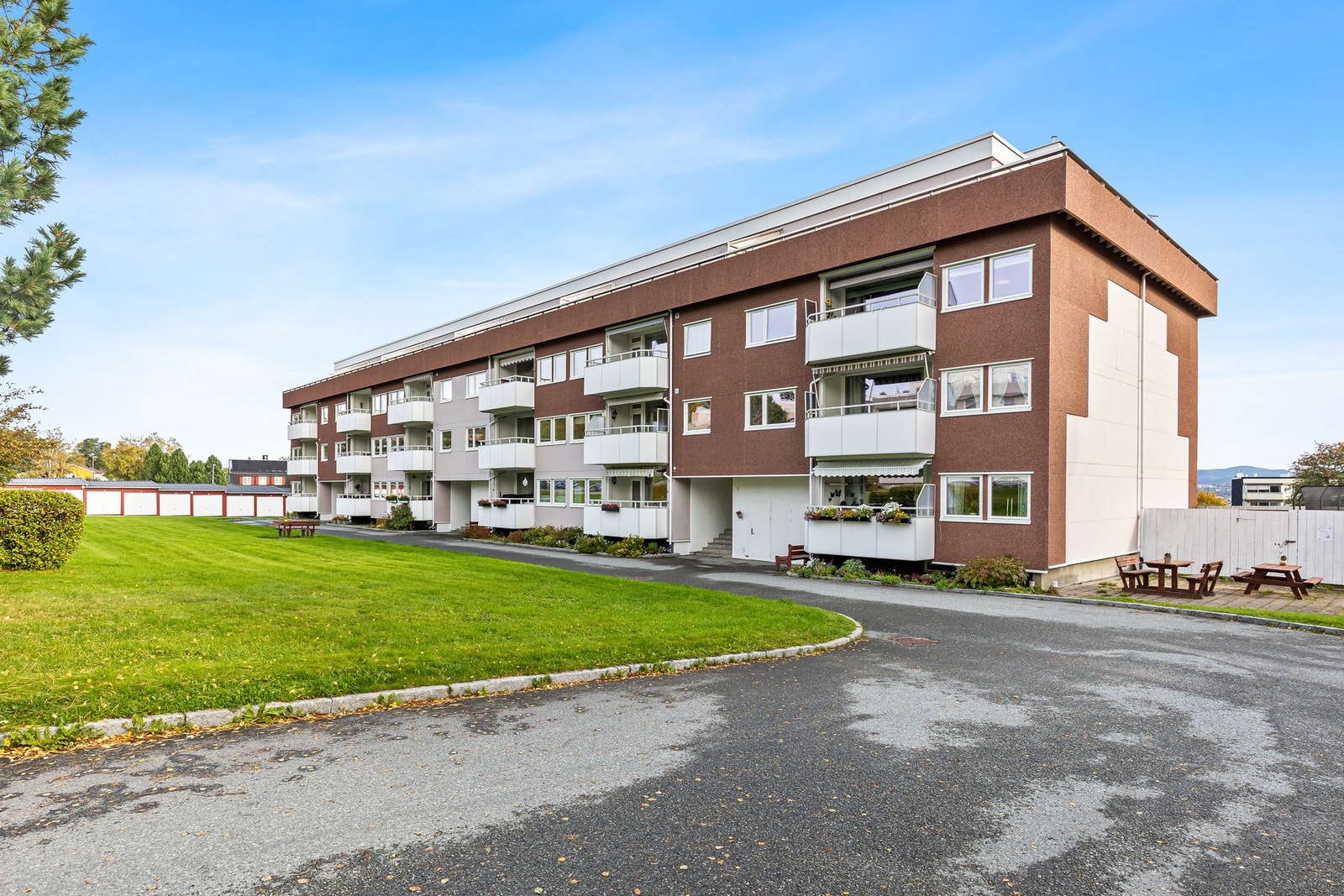 I umiddelbar nærhet er det dagligvare, nærhet til bymarka og turstier. Galleribilde