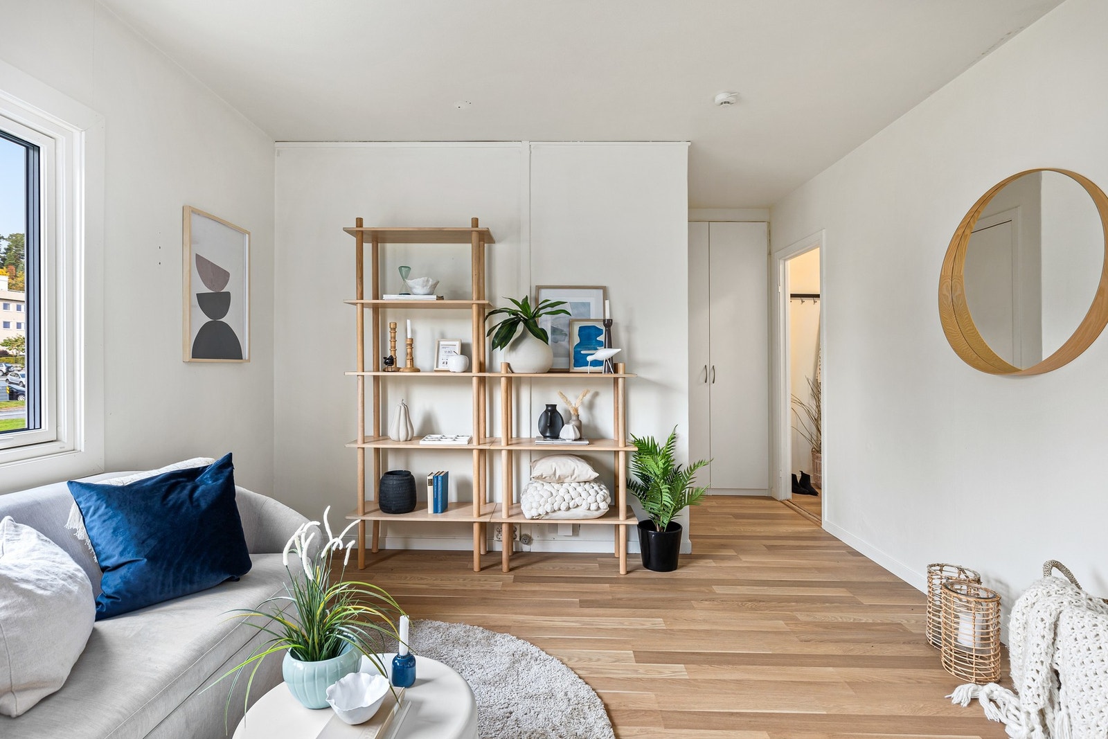 Stuen er på 16,7 kvm og oppleves som lys. Galleribilde