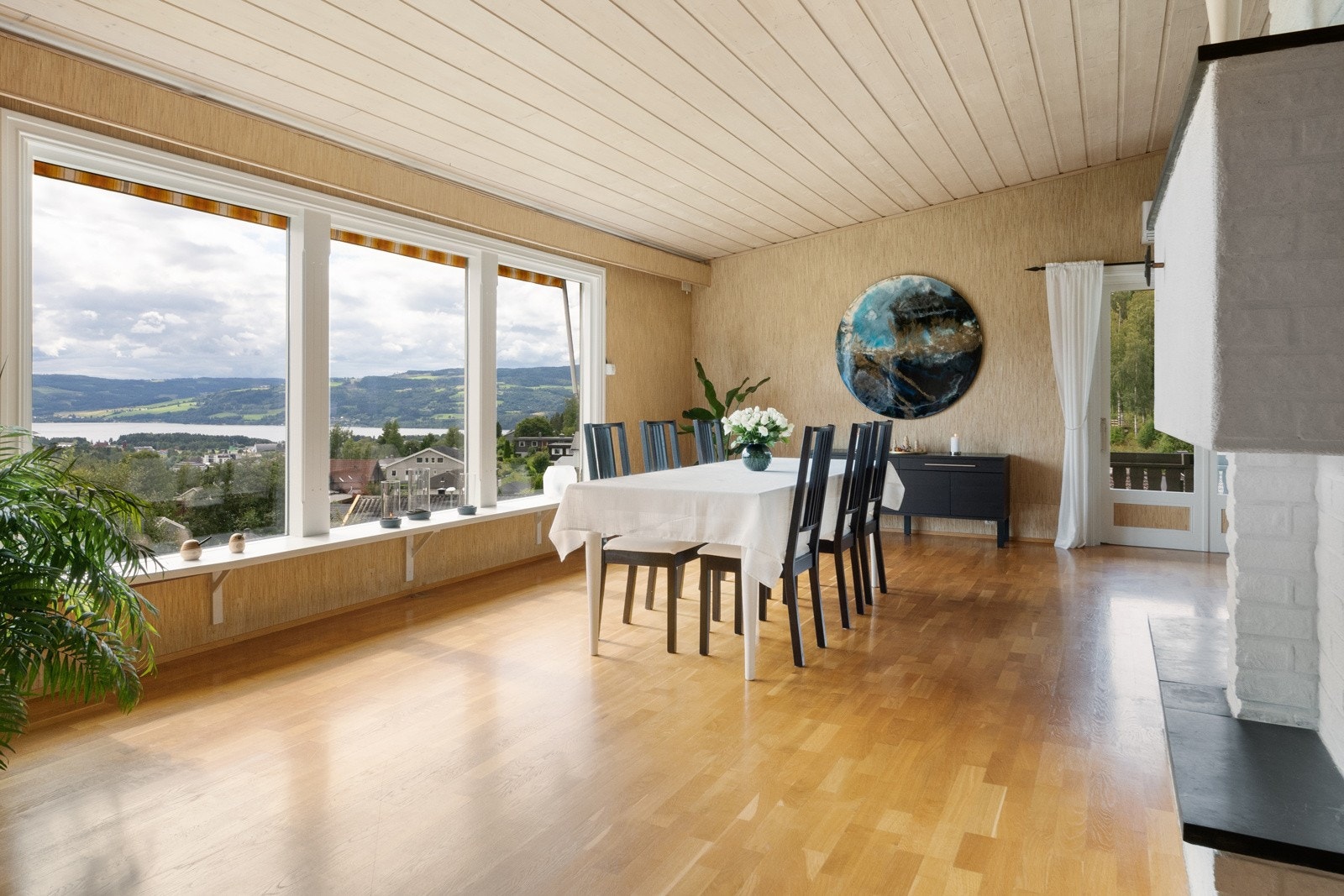 Fra spisestuen har du panormautsikt over Mjøsa. Galleribilde