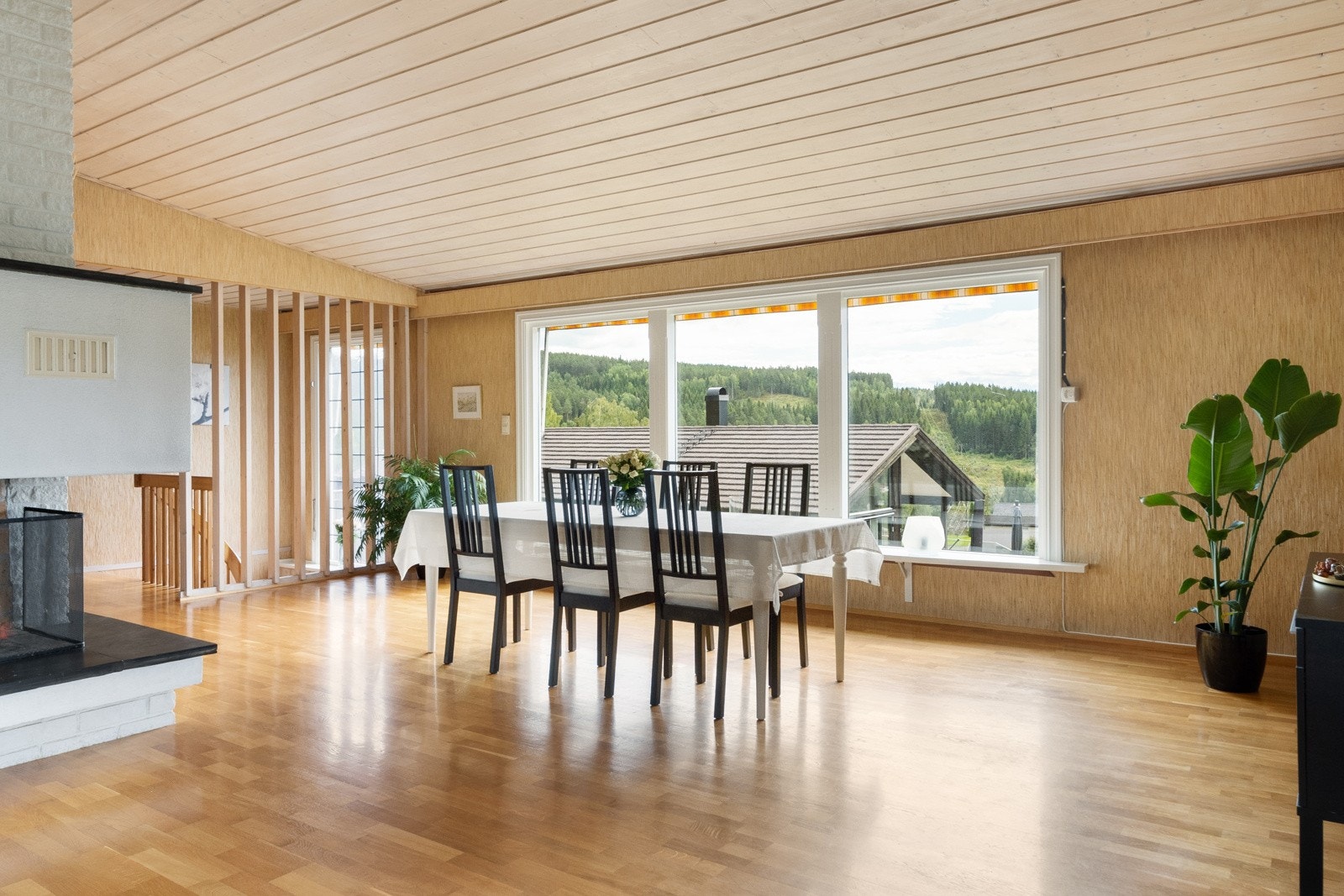 Med store vindusflater og delvis åpen vegg kommer det godt med dagslys inn i spisestuedelen. Galleribilde