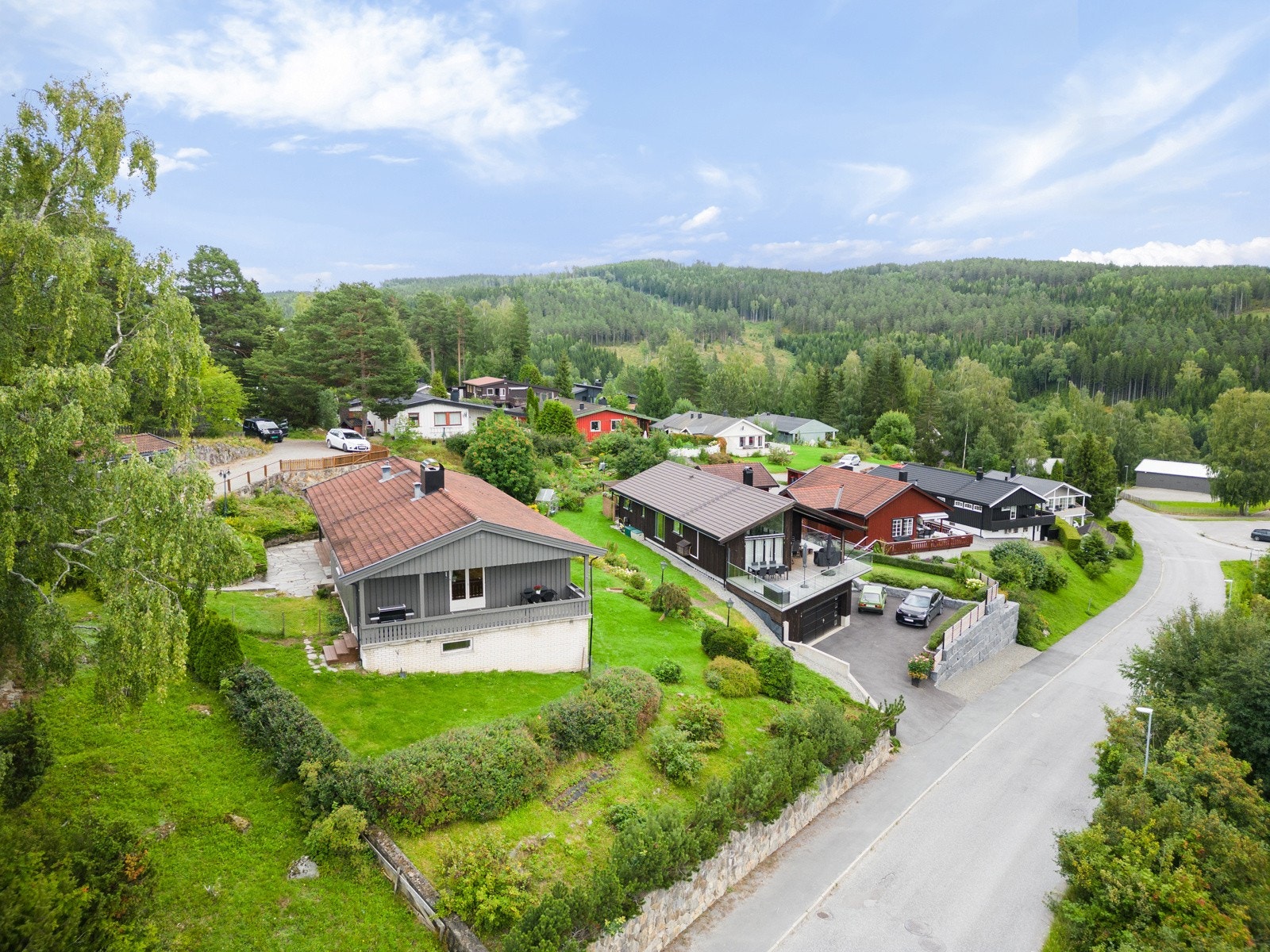 Fra eiendommen er det gangvei/ gang- og sykkelvei hele veien til sentrum. Galleribilde