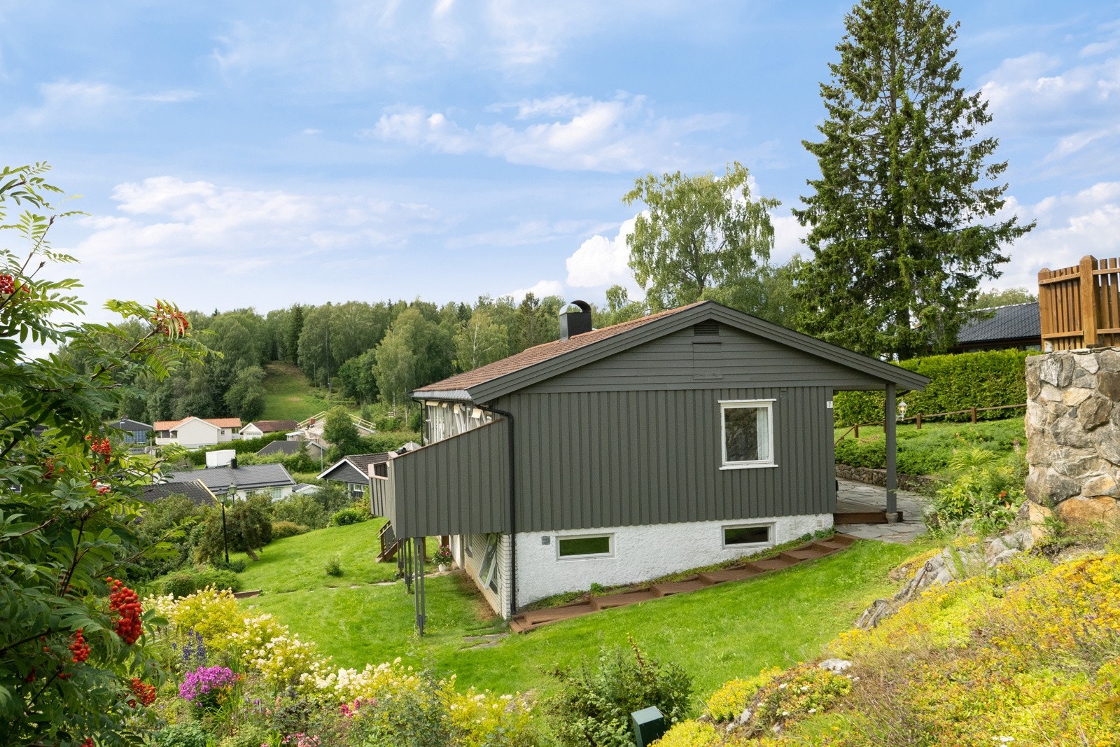 Hyggelig hus i veletablert og rolig boligområde. Fra eiendommen er det ca. 30 minutter til Mjøsbyene Gjøvik, Hamar og Lillehammer. Galleribilde