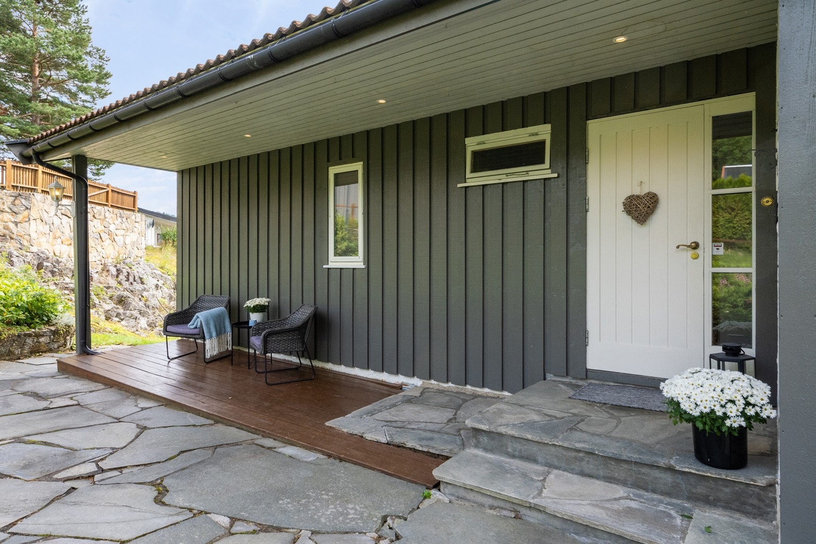Her har du et koselig inngangsparti med plass til utemøbler i sommerhalvåret. Galleribilde
