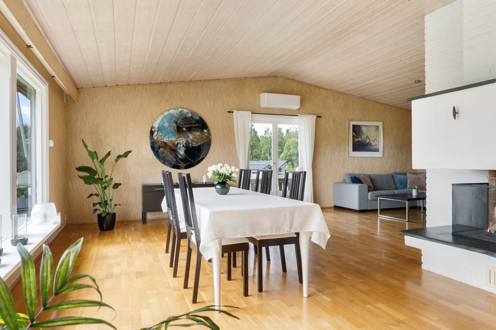 Fra stuen er det utgang til en stor veranda hvor det er plass til grill og diverse utemøblement. Galleribilde