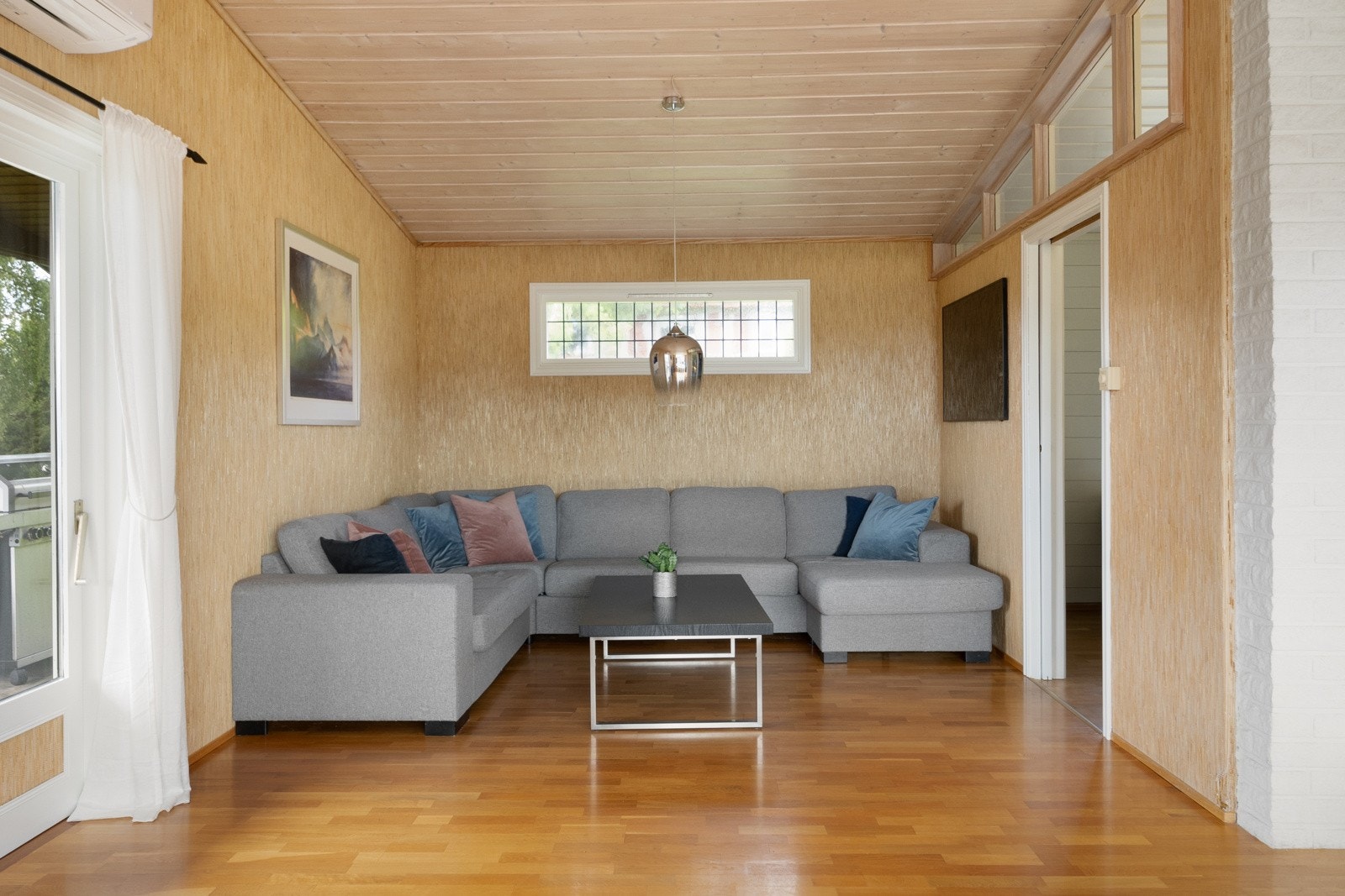 Stuen er romslig og har plass til både sofagruppe og spisestue. Galleribilde