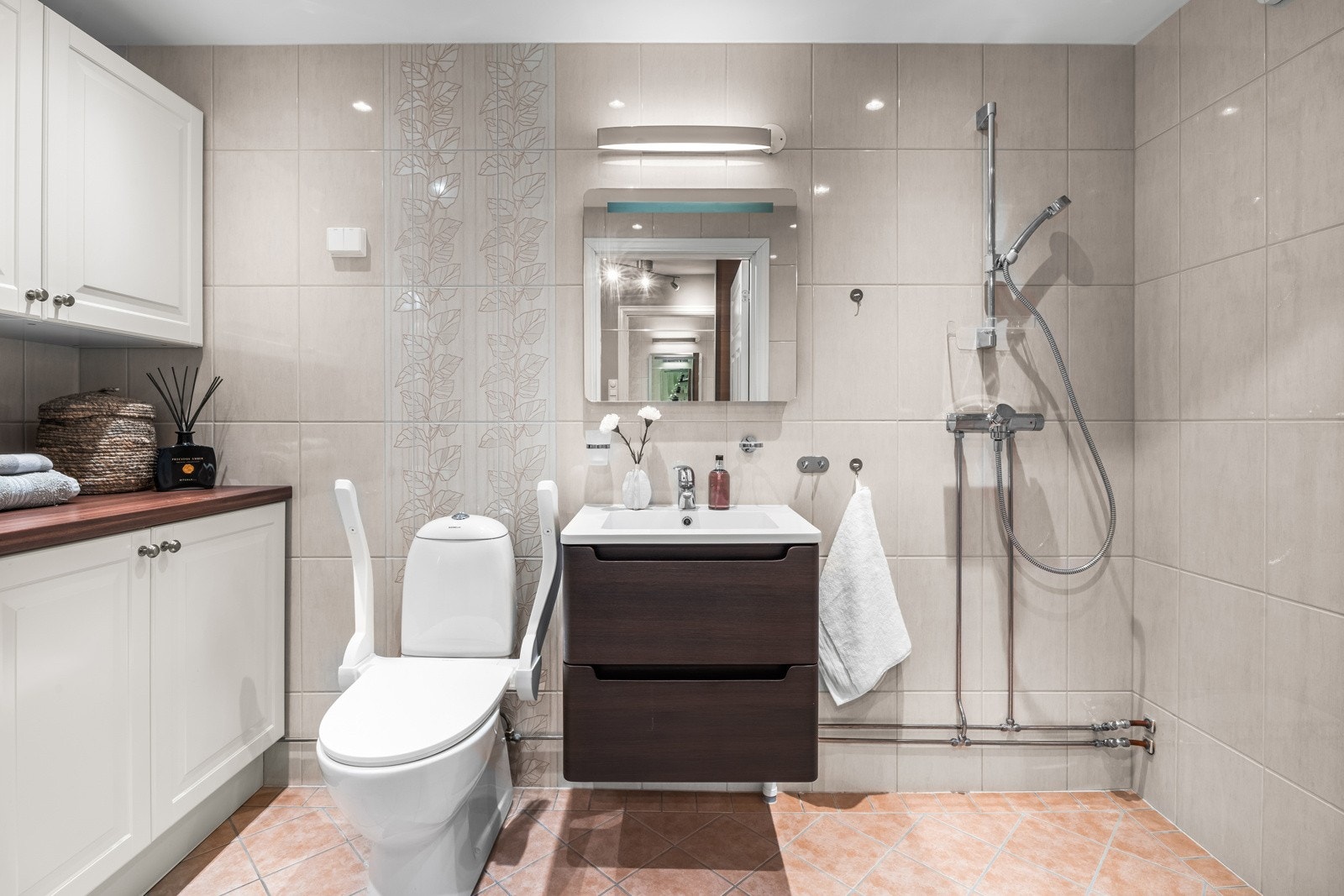 Badet er oppusset i 2011/2012 av fagfolk i henhold til forrige salgsoppgave | God skappplass Galleribilde