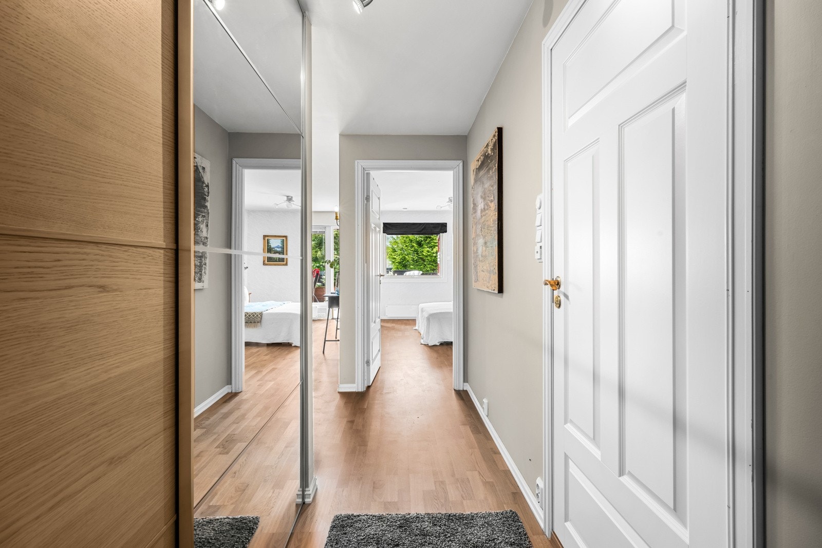 Innbydende entré med skyvedørsgarderobe Galleribilde