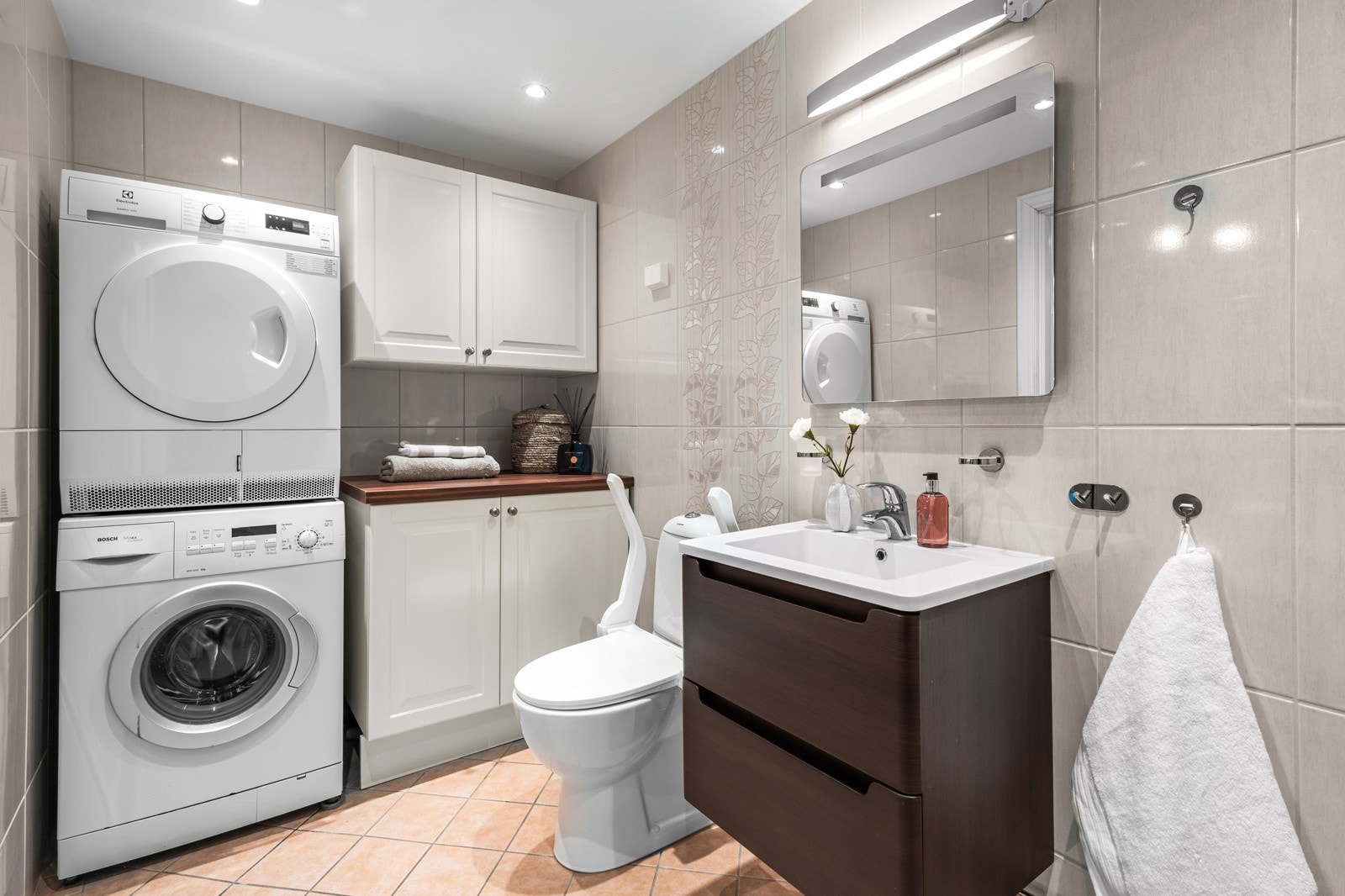 Pent bad med god plass til vaskemaskin og tørketrommel Galleribilde