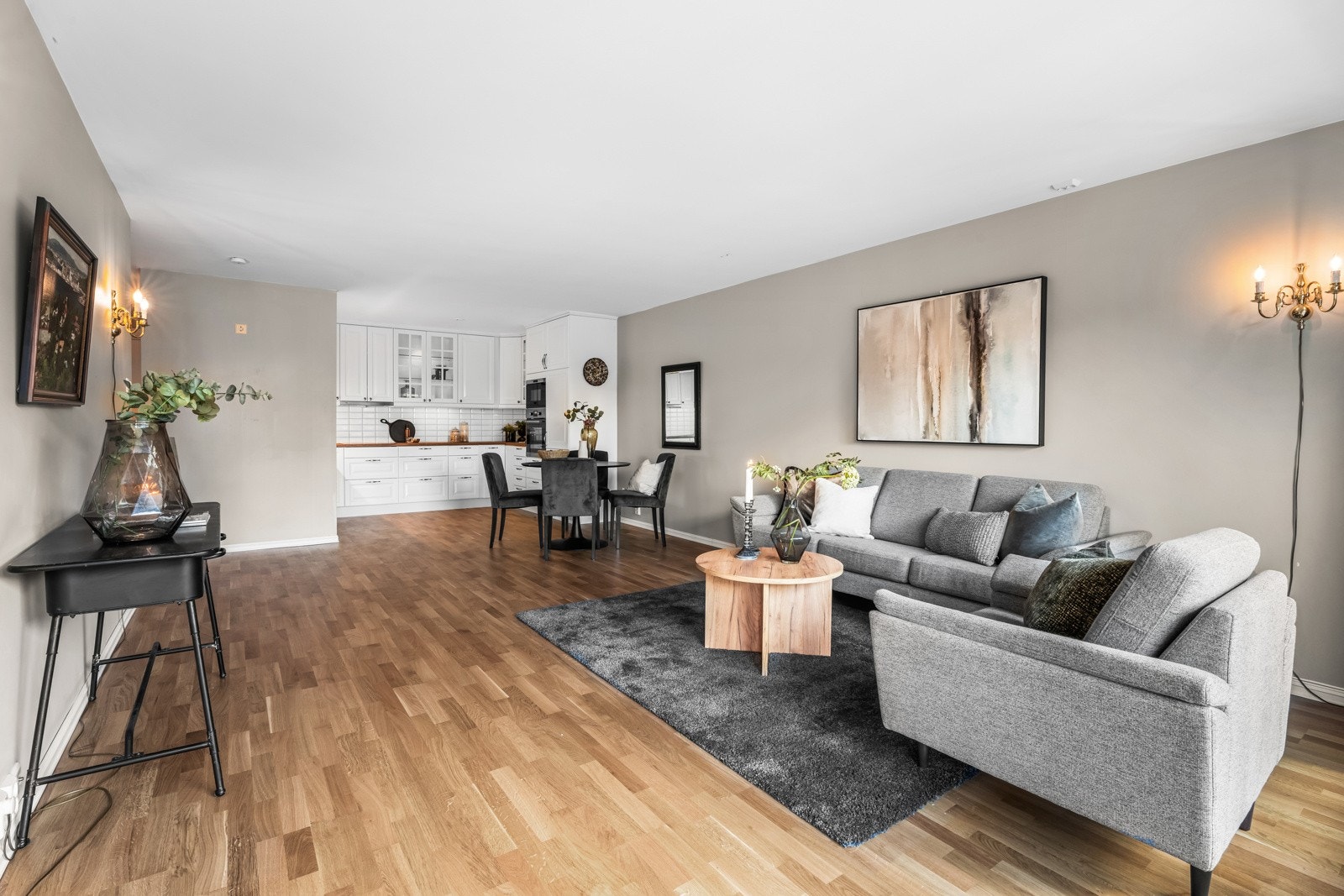 Stor stue med god plass til sofamøblement og spisebord Galleribilde