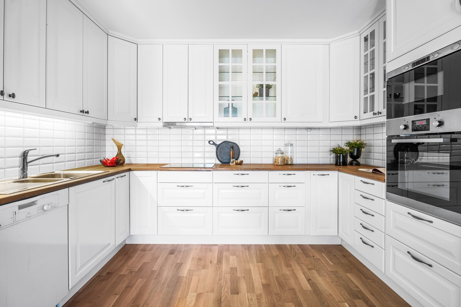 Delikat, åpent kjøkken med rikelig skap- og benkplass Galleribilde