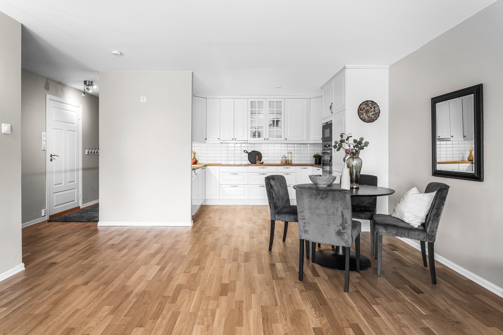 Naturlig plass til spisebord ved kjøkken Galleribilde