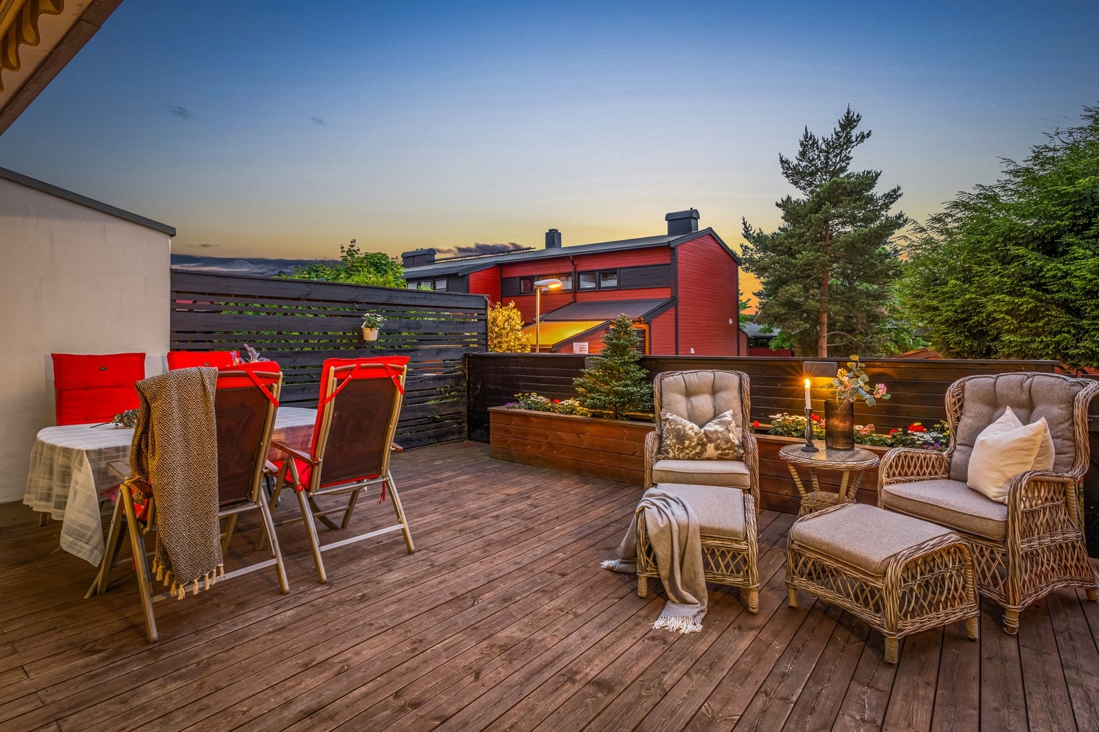 Fra stuen er det utgang til en stor terrasse uten gjenboere og skjermet fra gangvei Galleribilde