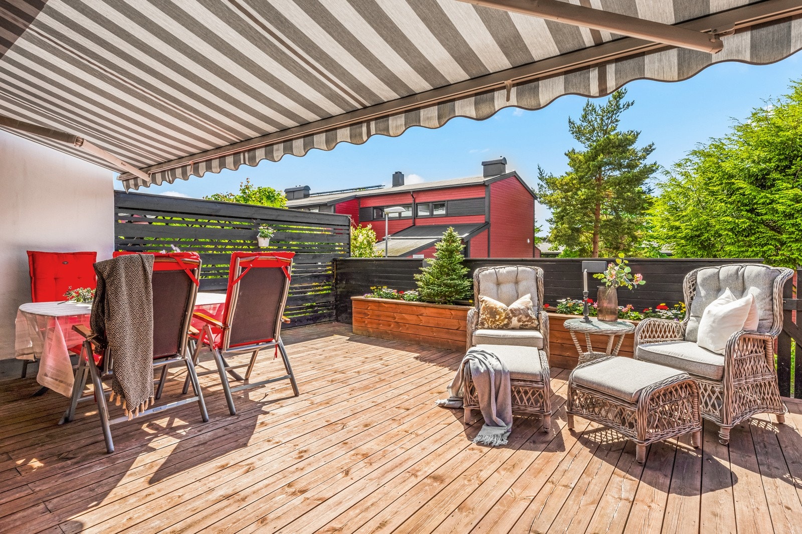 Solrik, vestvendt terrasse på 35 kvm | Praktisk motorisert markise Galleribilde