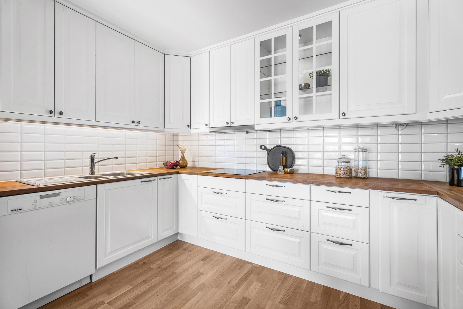 Delikat, åpent kjøkken med rikelig skap- og benkplass Galleribilde